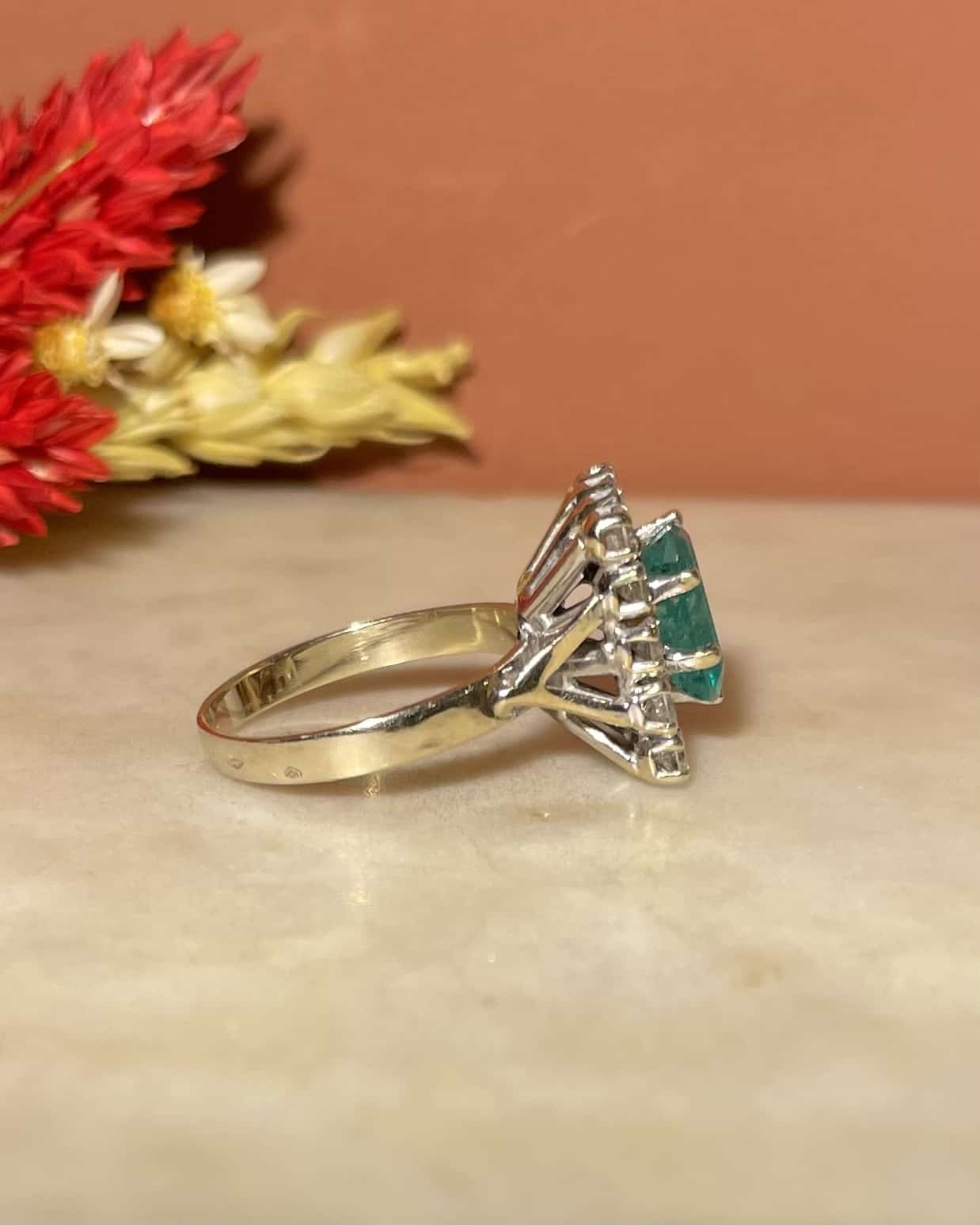 Anillo &quot;Soléa&quot; con margaritas de 1,50 quilates de esmeralda y 14 diamantes