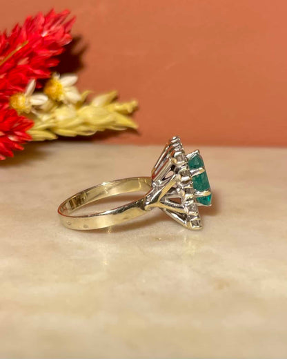Anillo &quot;Soléa&quot; con margaritas de 1,50 quilates de esmeralda y 14 diamantes