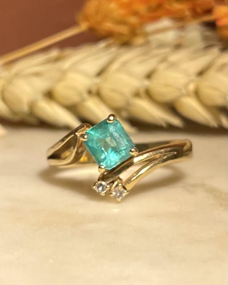 Bague trilogie émeraude 0.80 carat et diamants &quot;Ava&quot;