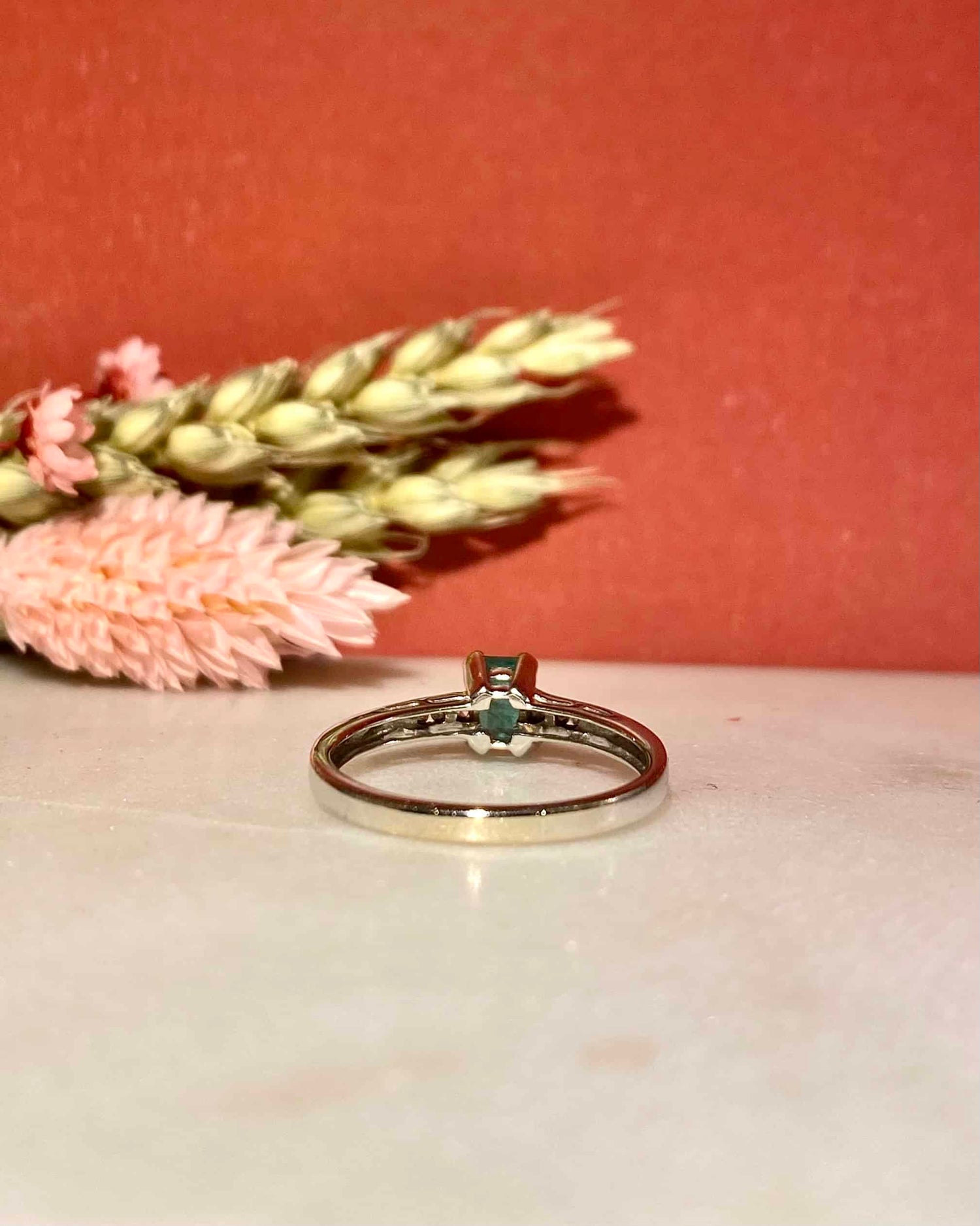 Anillo vintage &quot;Alexia&quot; con esmeralda de 0,50 quilates y diamantes