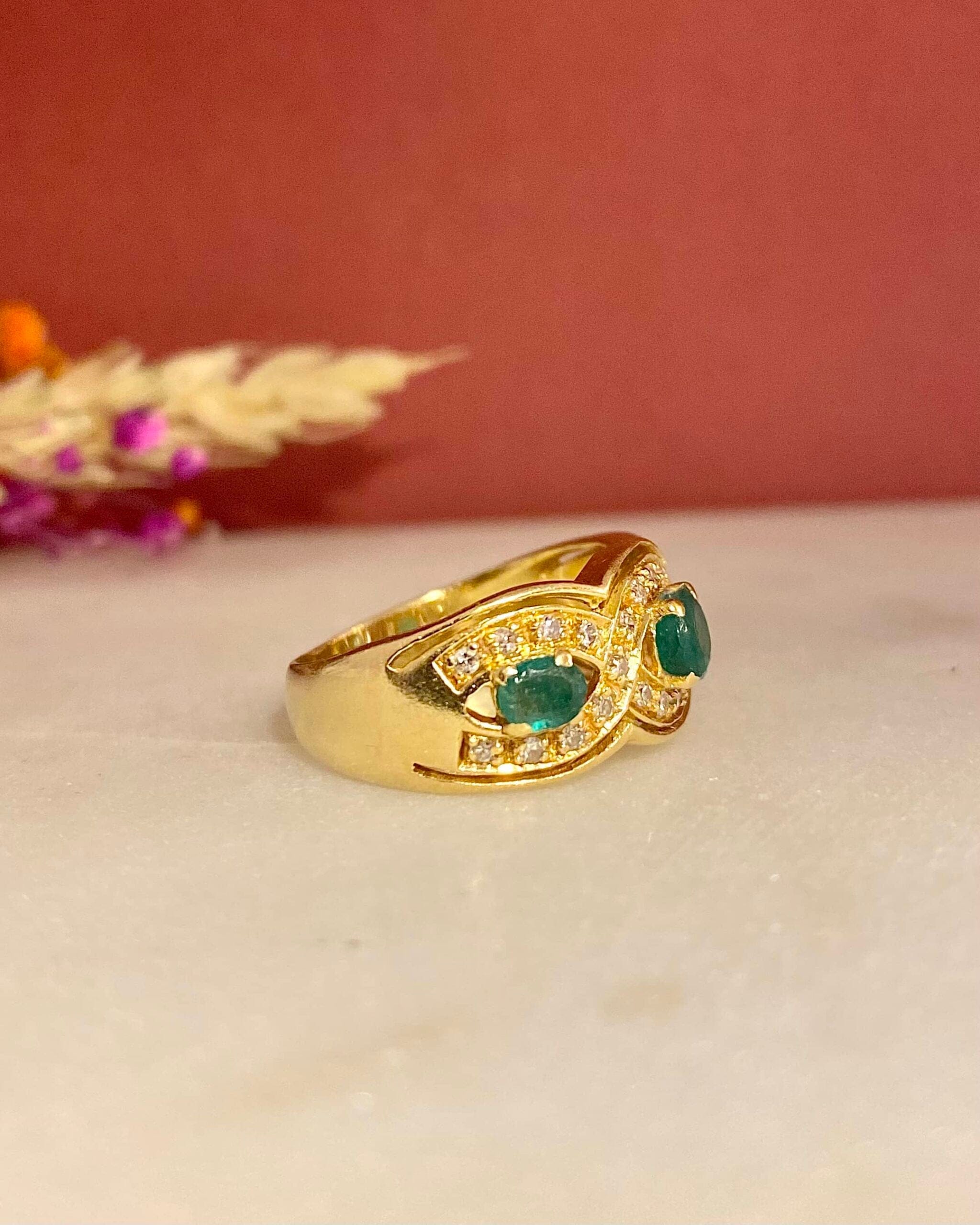 Anillo brazalete de esmeralda "Constance" de 0,72 quilates y 28 diamantes