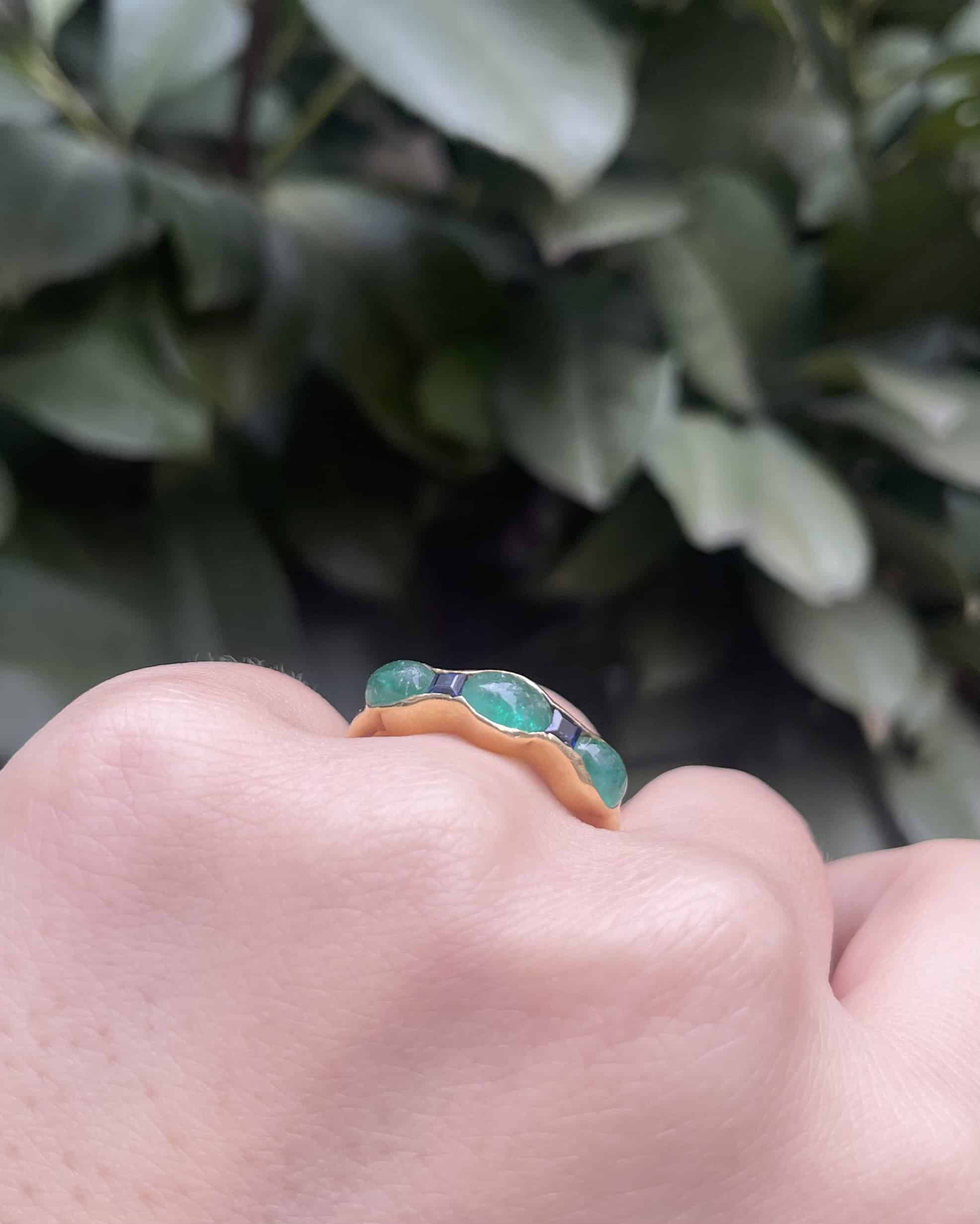 Bague Jonc Émeraudes 1.60 carat &amp; Saphirs "Alison" - Elliade Paris