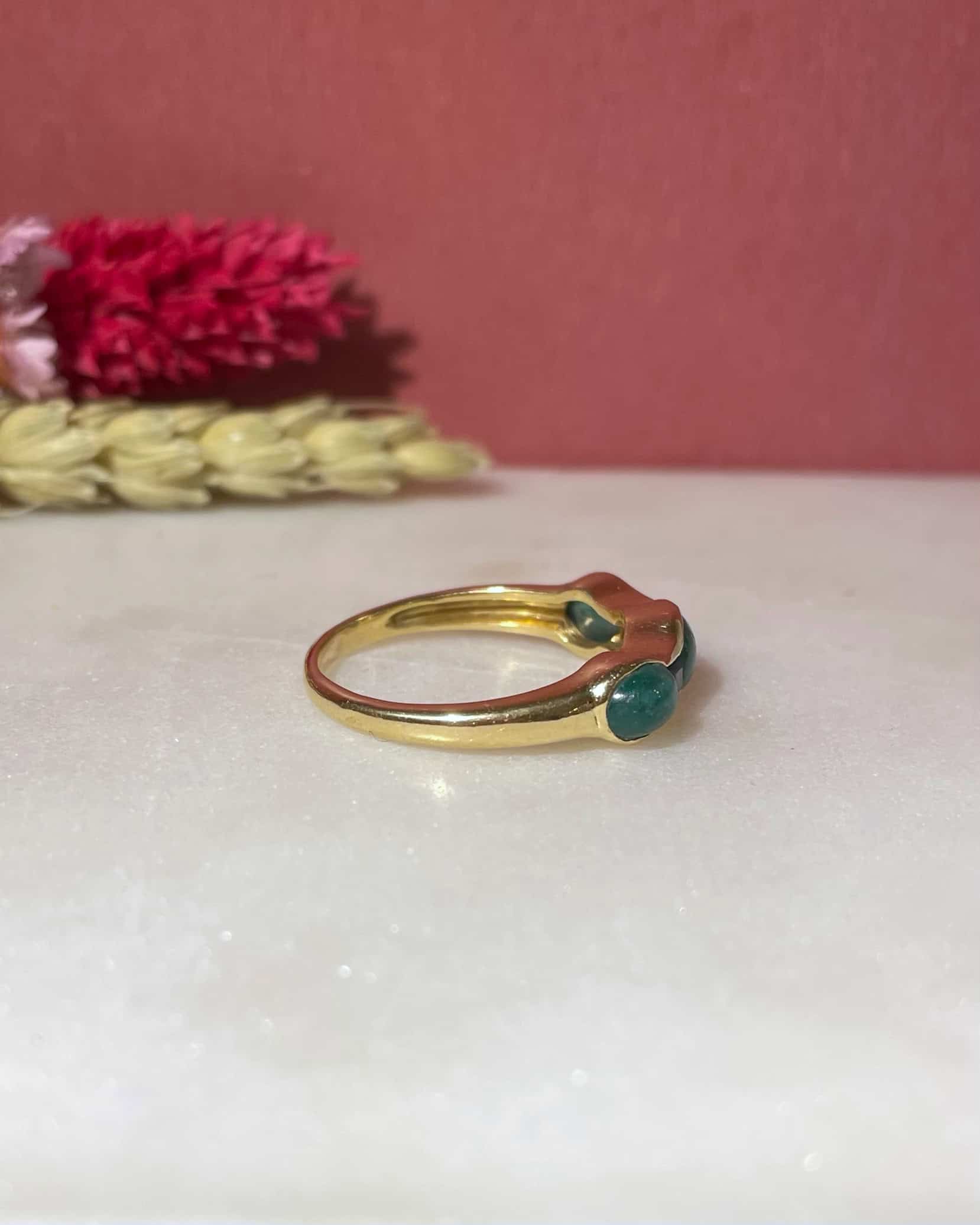 Bague Jonc Émeraudes 1.60 carat &amp; Saphirs "Alison" - Elliade Paris