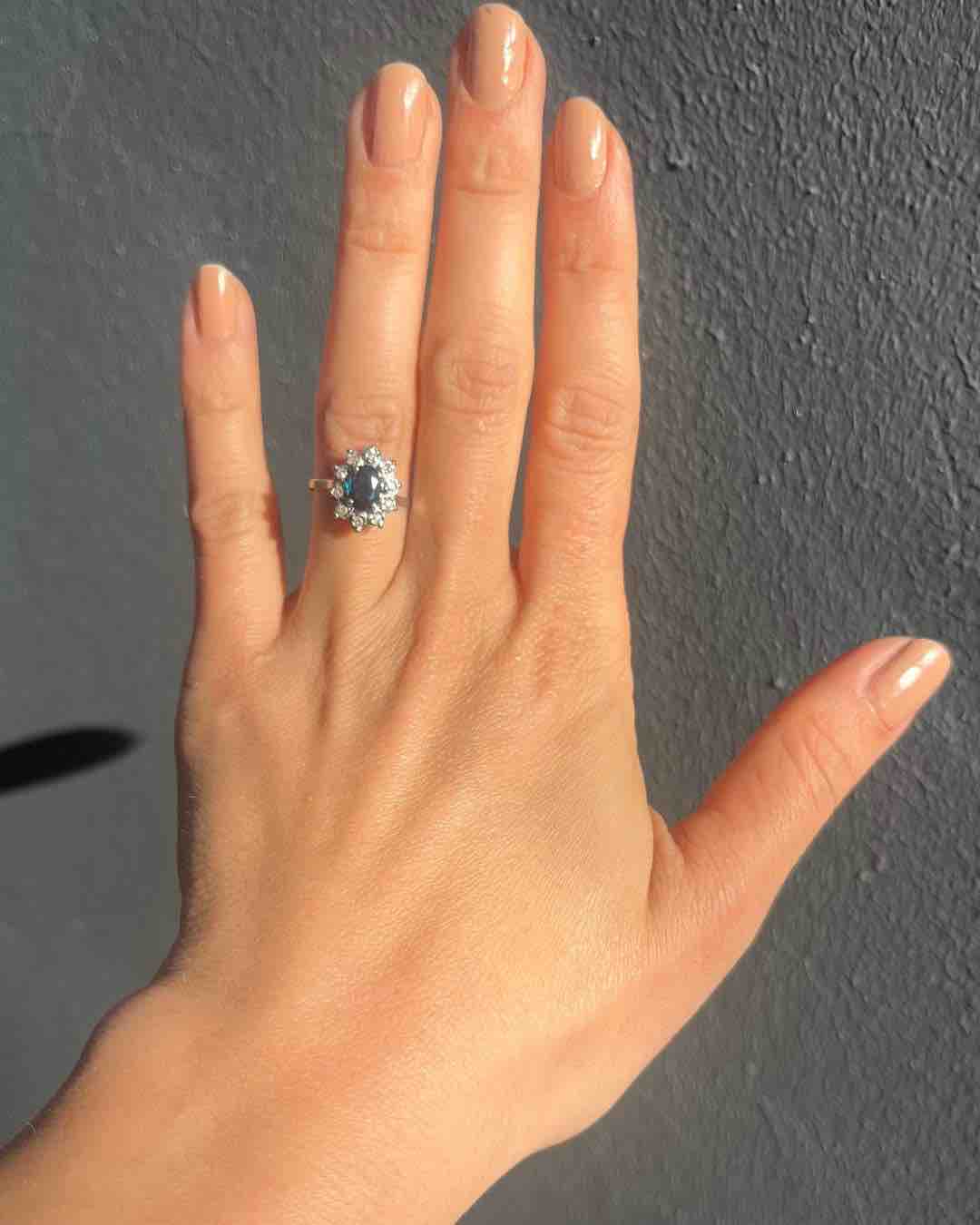 Anillo de margaritas con zafiro y diamantes &quot;Emmi&quot;