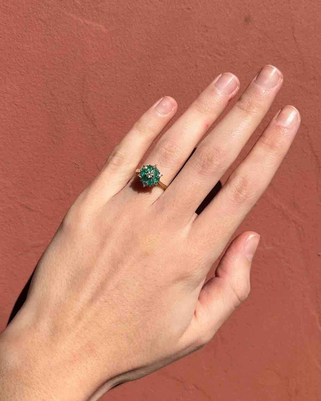 Anillo &quot;Eve&quot; con margaritas de esmeralda y diamantes