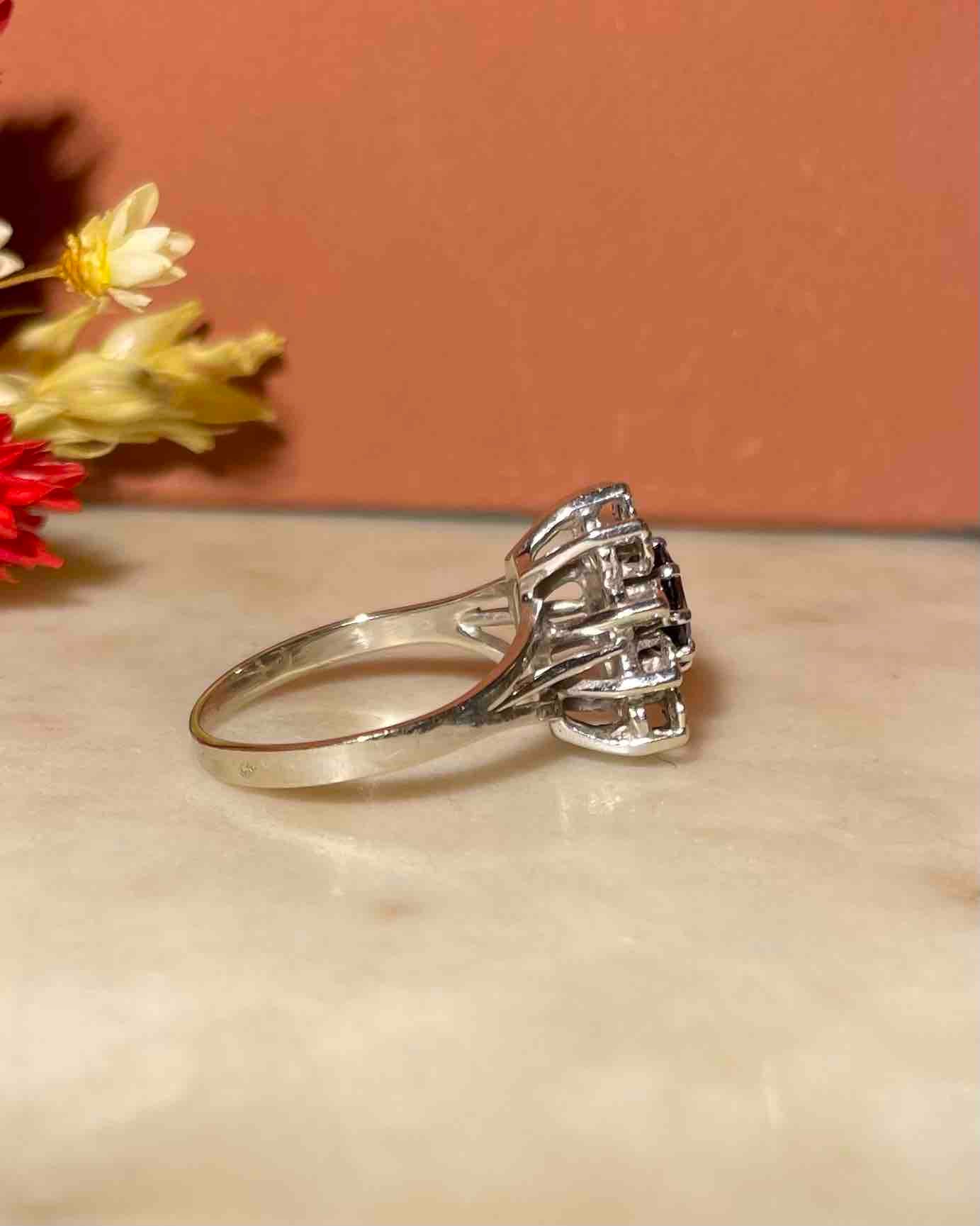Anillo "Lesly" con margaritas de zafiro y diamantes de 0,70 quilates