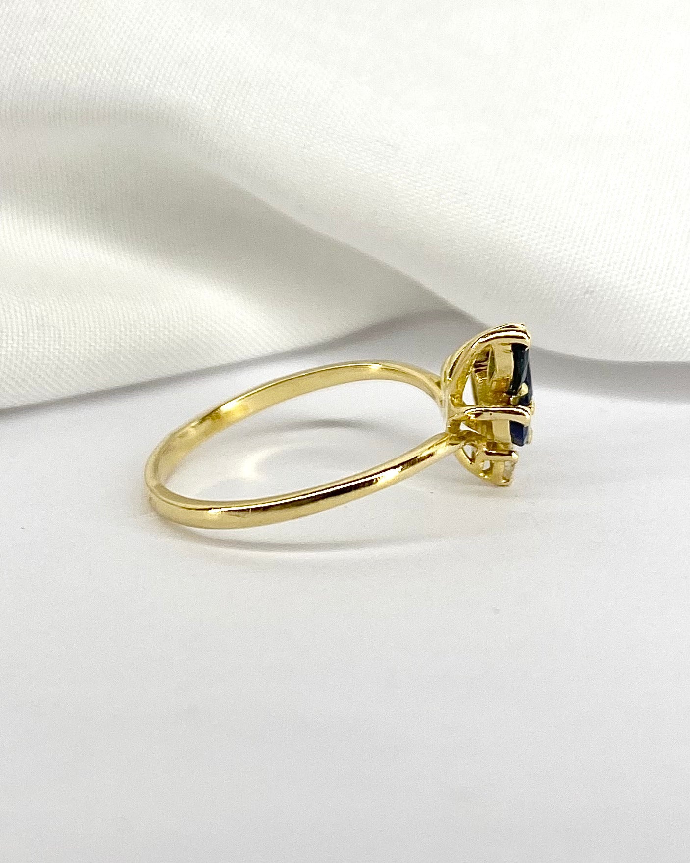 Bague Fleur Déstructurée 4 Saphirs &amp; Diamant "Raphaëlle" - Elliade Paris