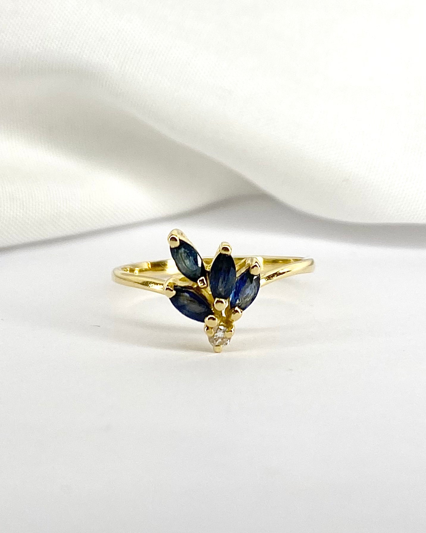 Bague Fleur Déstructurée 4 Saphirs &amp; Diamant "Raphaëlle" - Elliade Paris