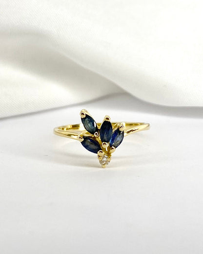 Bague Fleur Déstructurée 4 Saphirs &amp; Diamant &quot;Raphaëlle&quot; - Elliade Paris