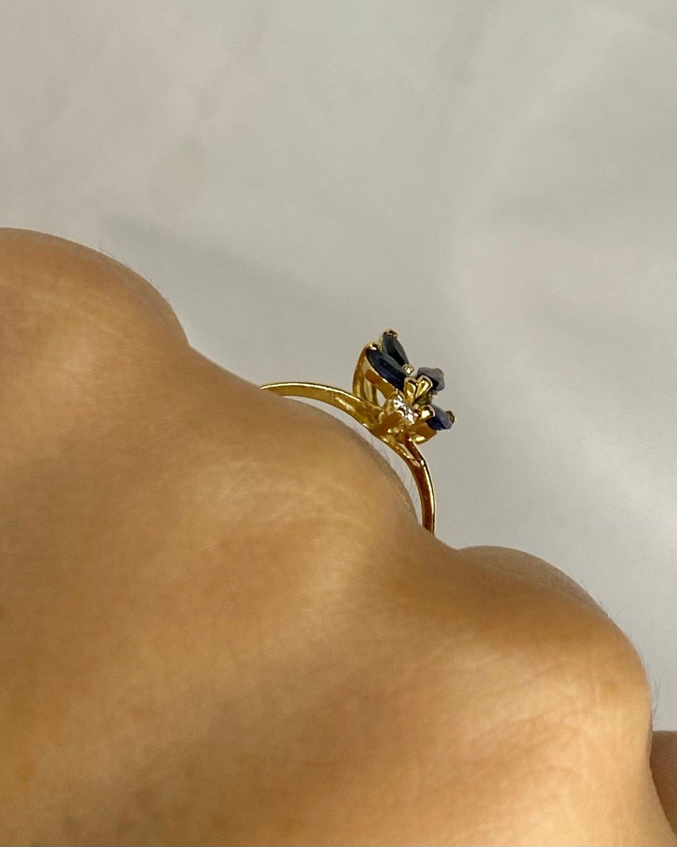 Bague Fleur Déstructurée 4 Saphirs &amp; Diamant "Raphaëlle" - Elliade Paris