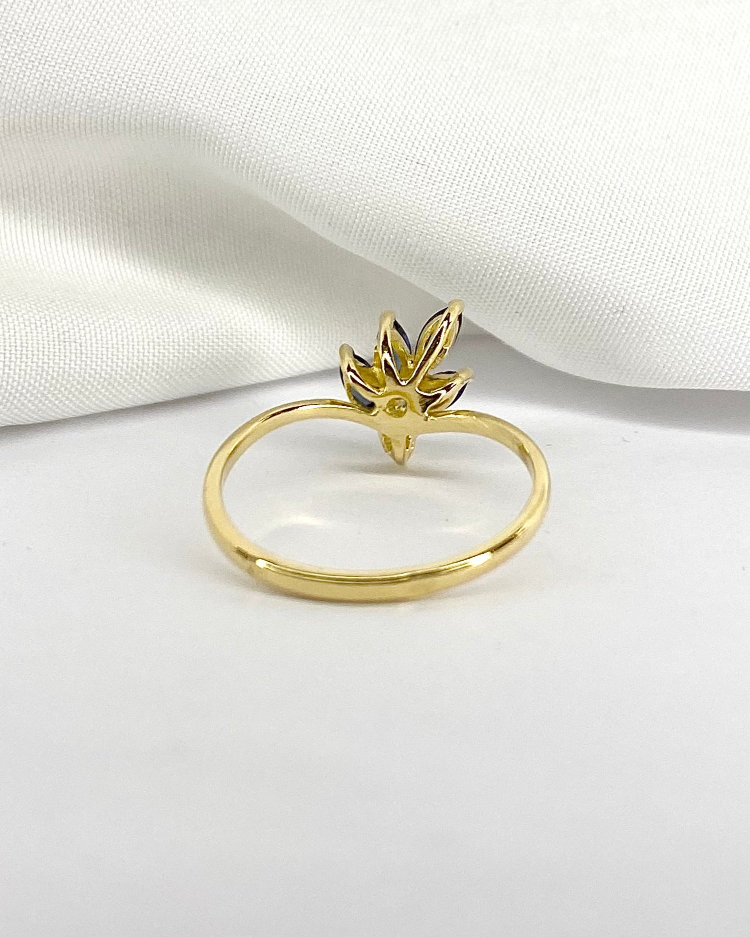 Bague Fleur Déstructurée 4 Saphirs &amp; Diamant &quot;Raphaëlle&quot; - Elliade Paris