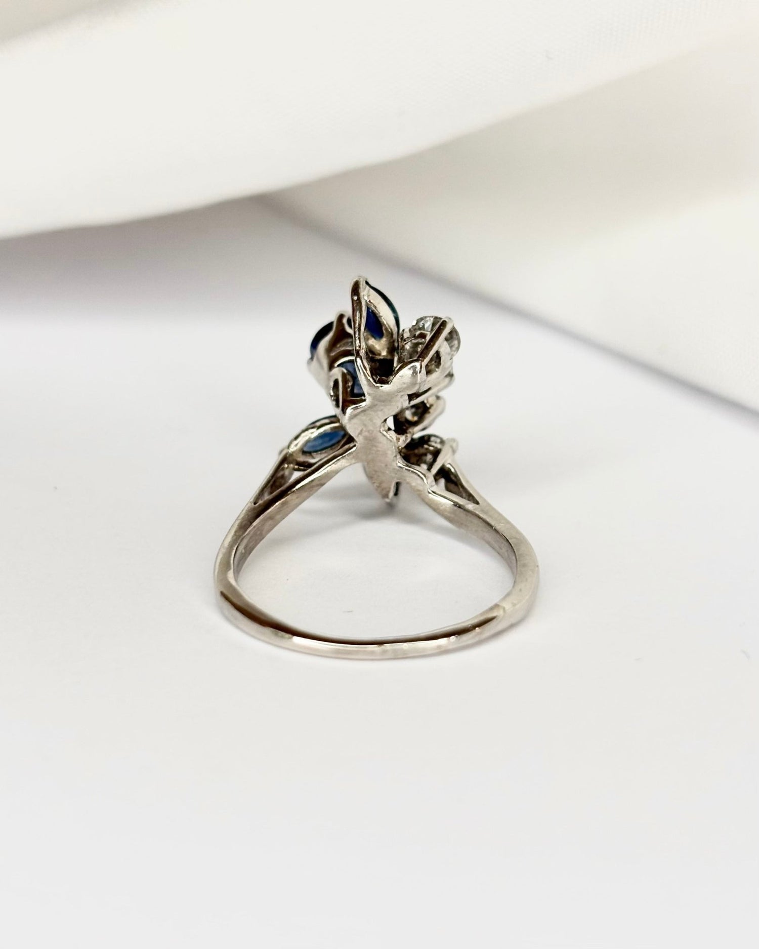 Bague Fleur Déstructurée Saphirs 1 carat &amp; Diamants 0.45 carat &quot;May&quot; - Elliade Paris