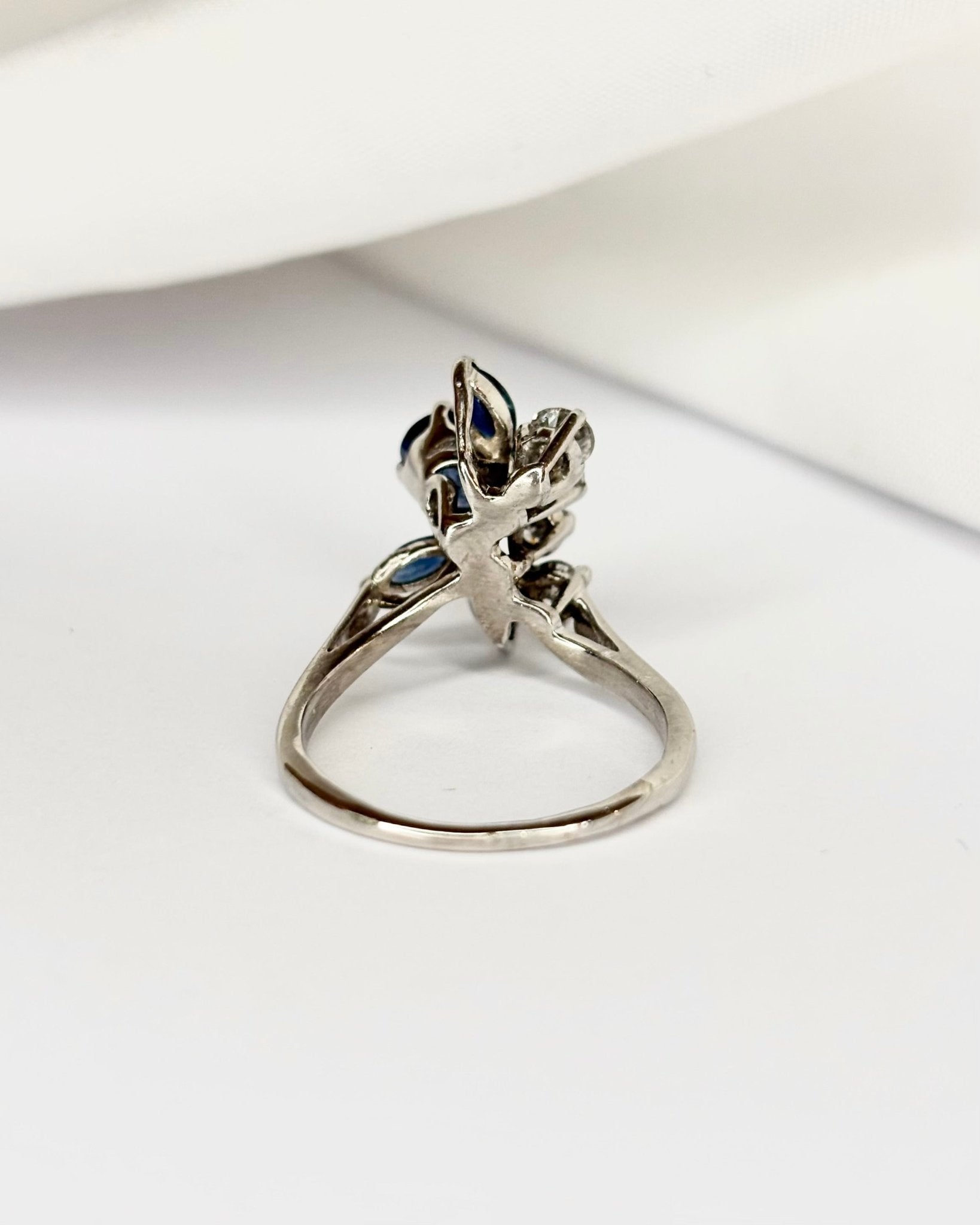 Bague Fleur Déstructurée Saphirs 1 carat &amp; Diamants 0.45 carat "May" - Elliade Paris