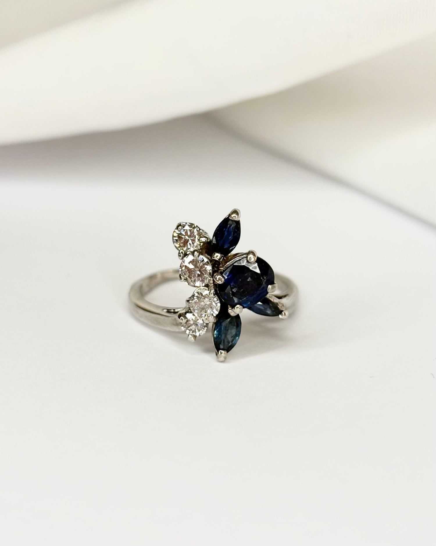 Bague Fleur Déstructurée Saphirs 1 carat &amp; Diamants 0.45 carat &quot;May&quot; - Elliade Paris