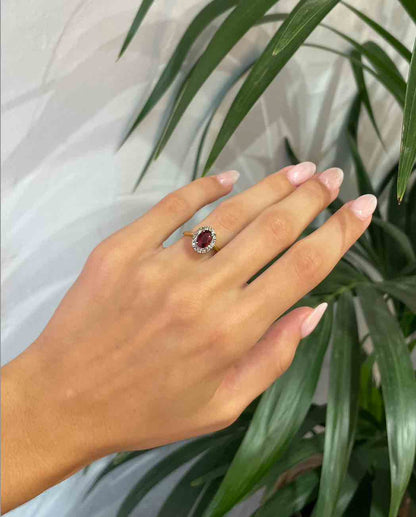 Anillo &quot;Zoella&quot; con margaritas de granate y diamantes