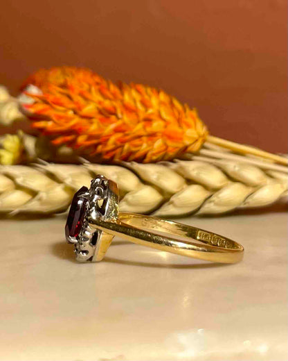 Anillo &quot;Zoella&quot; con margaritas de granate y diamantes