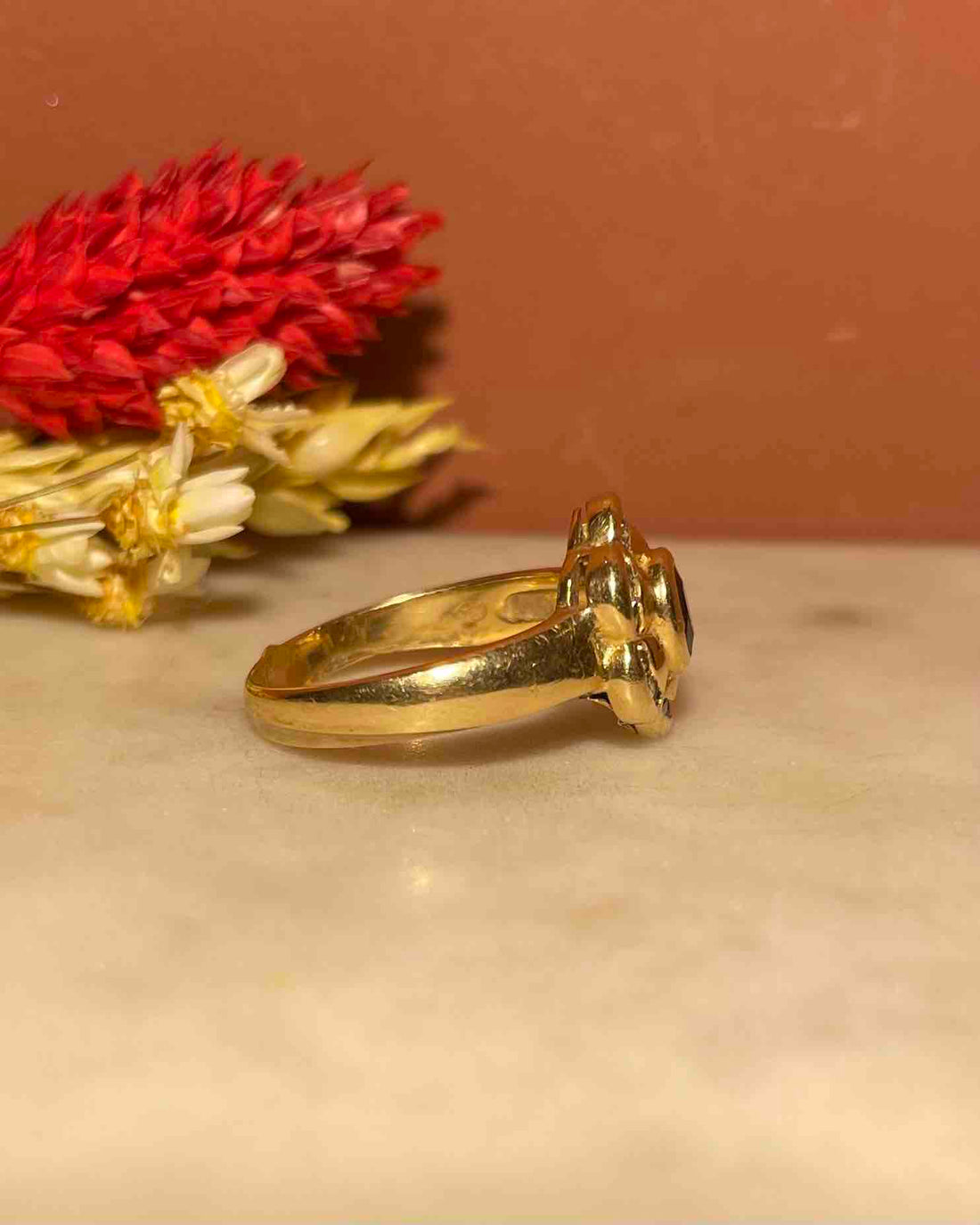 Anillo &quot;Monica&quot; con margaritas de diamantes y zafiros