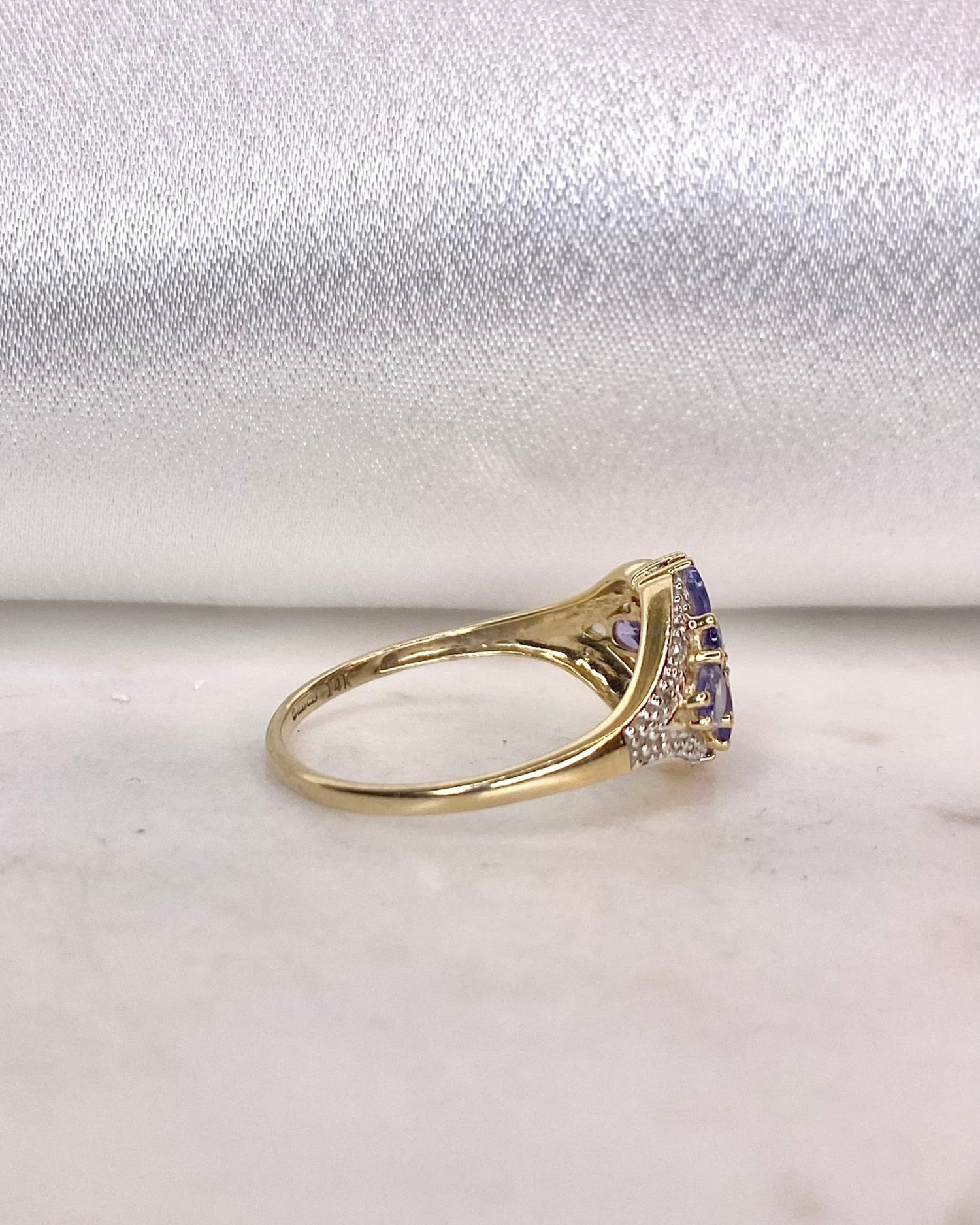 Bague Fleur Tanzanites 2.10 carats &amp; Diamants &quot;Zoeline&quot; - Elliade Paris