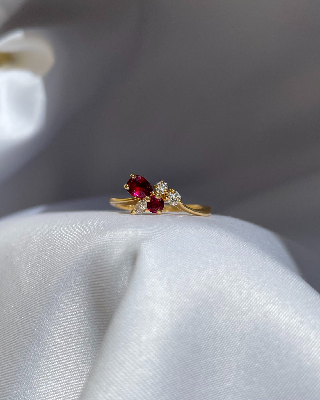 Anillo vintage de rubí y diamantes con forma de flor &quot;Salomé&quot;