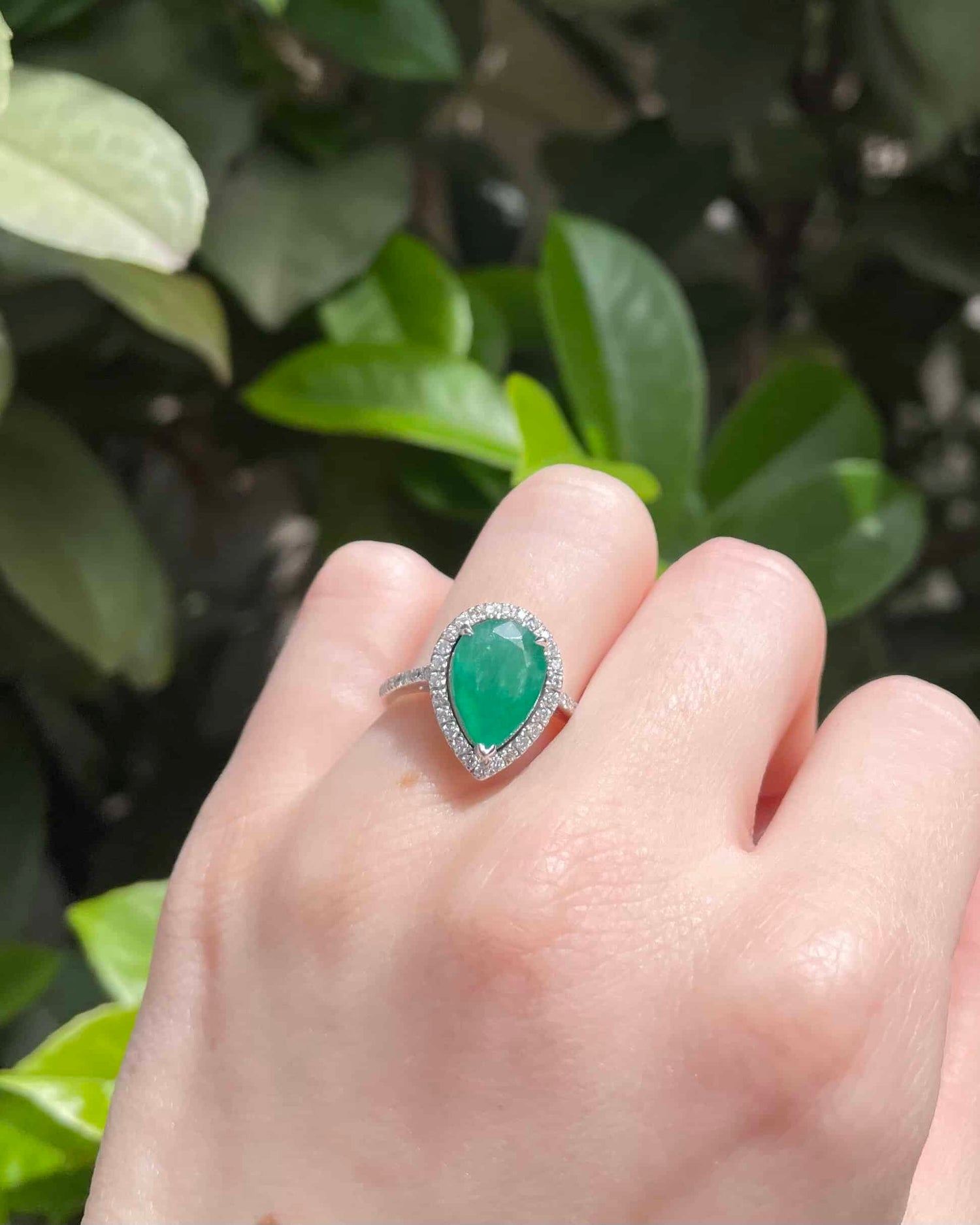Bague Goutte Emeraude 2.61 carats &amp; Diamants &quot;Églantine&quot; - Elliade Paris