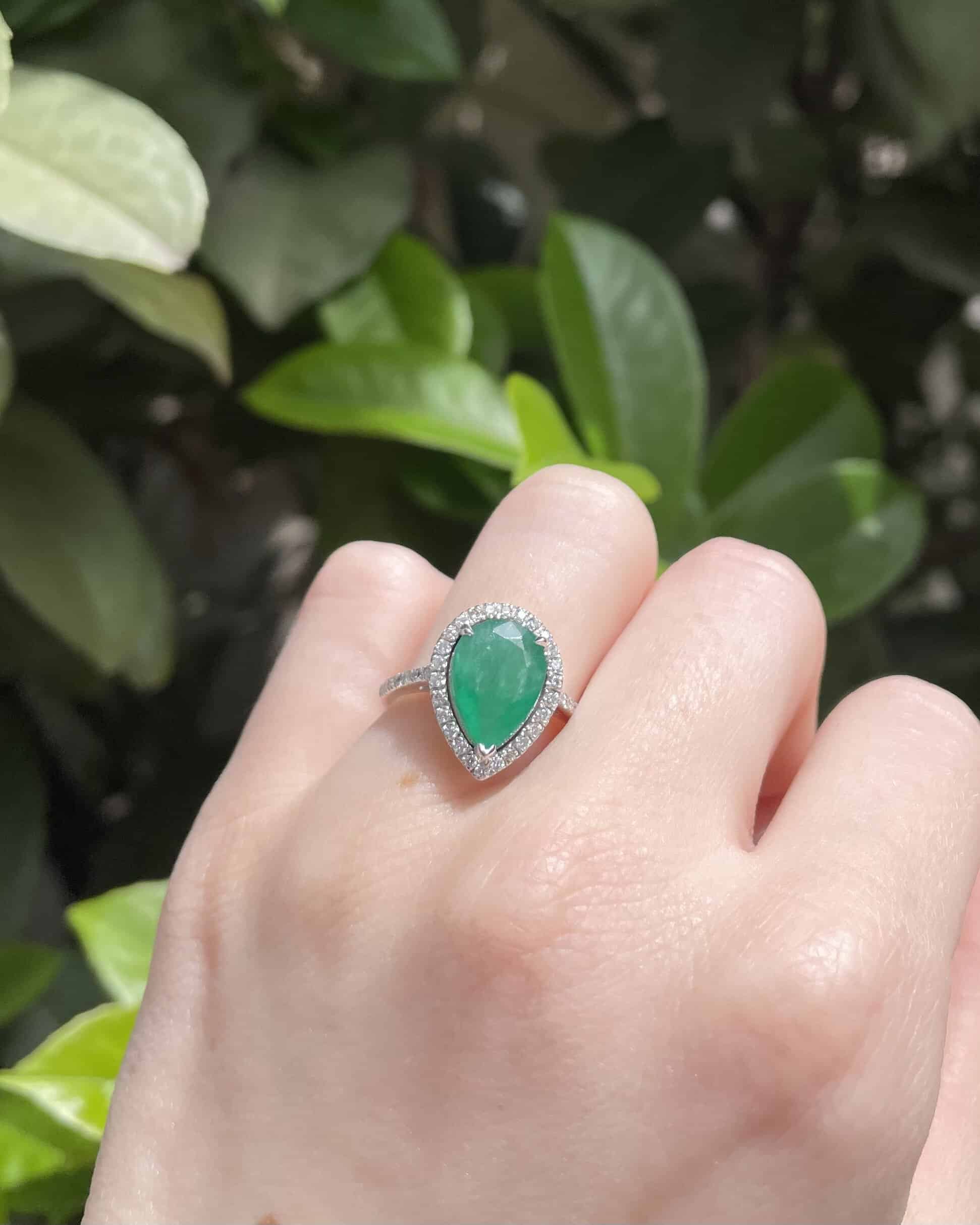 Bague Goutte Emeraude 2.61 carats &amp; Diamants "Églantine" - Elliade Paris