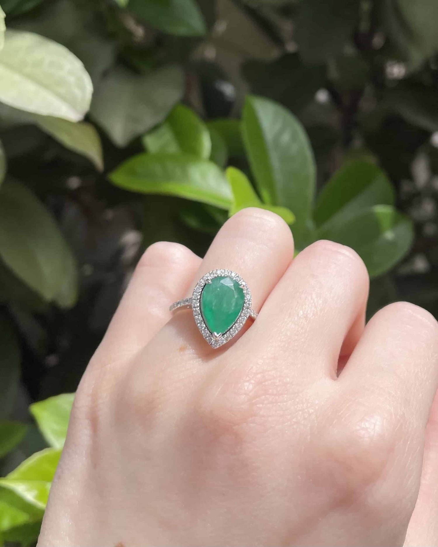 Bague Goutte Emeraude 2.61 carats &amp; Diamants &quot;Églantine&quot; - Elliade Paris