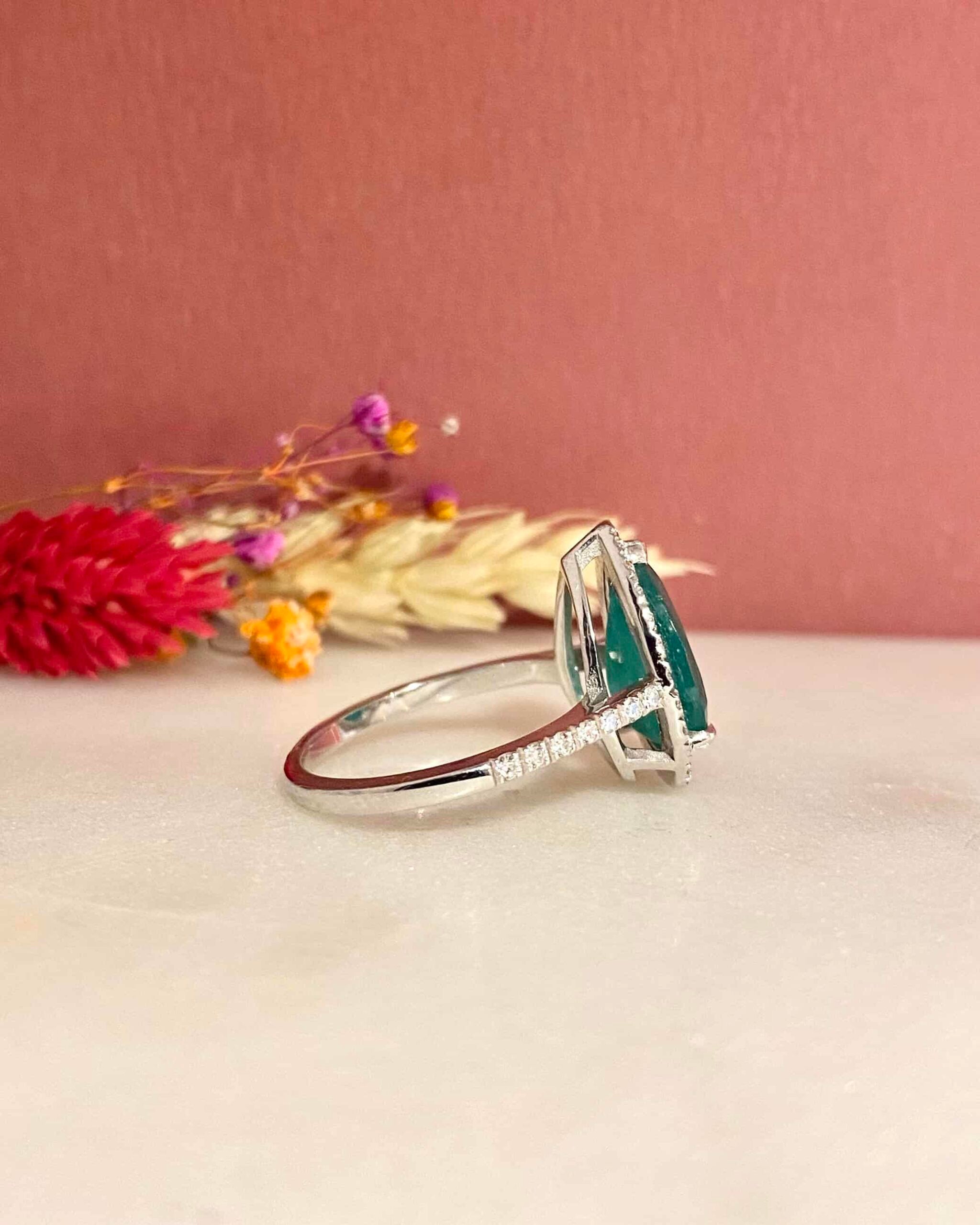 Bague Goutte Emeraude 2.61 carats &amp; Diamants "Églantine" - Elliade Paris