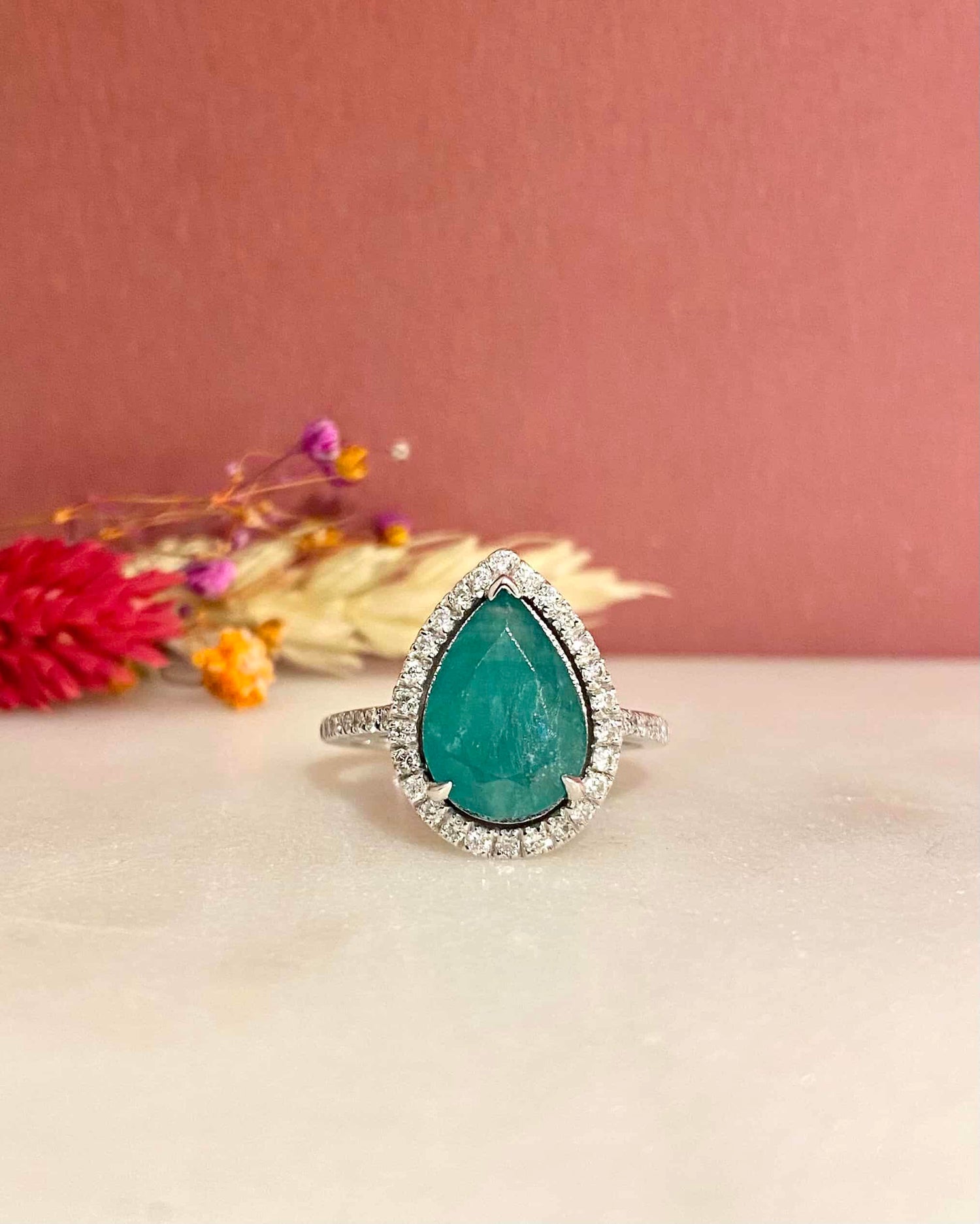 Bague Goutte Emeraude 2.61 carats &amp; Diamants &quot;Églantine&quot; - Elliade Paris