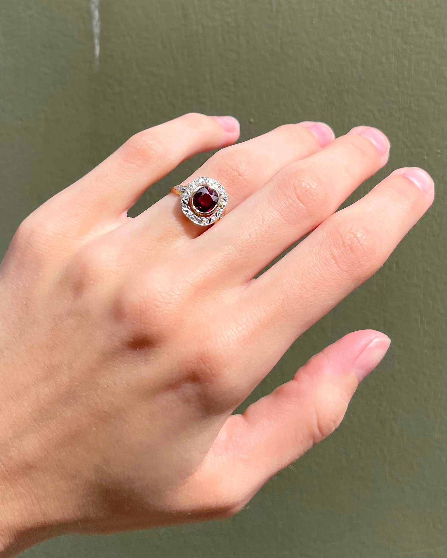 Bague Art-Déco Grenat 1.10 carat et Diamants &quot;Birdie&quot;