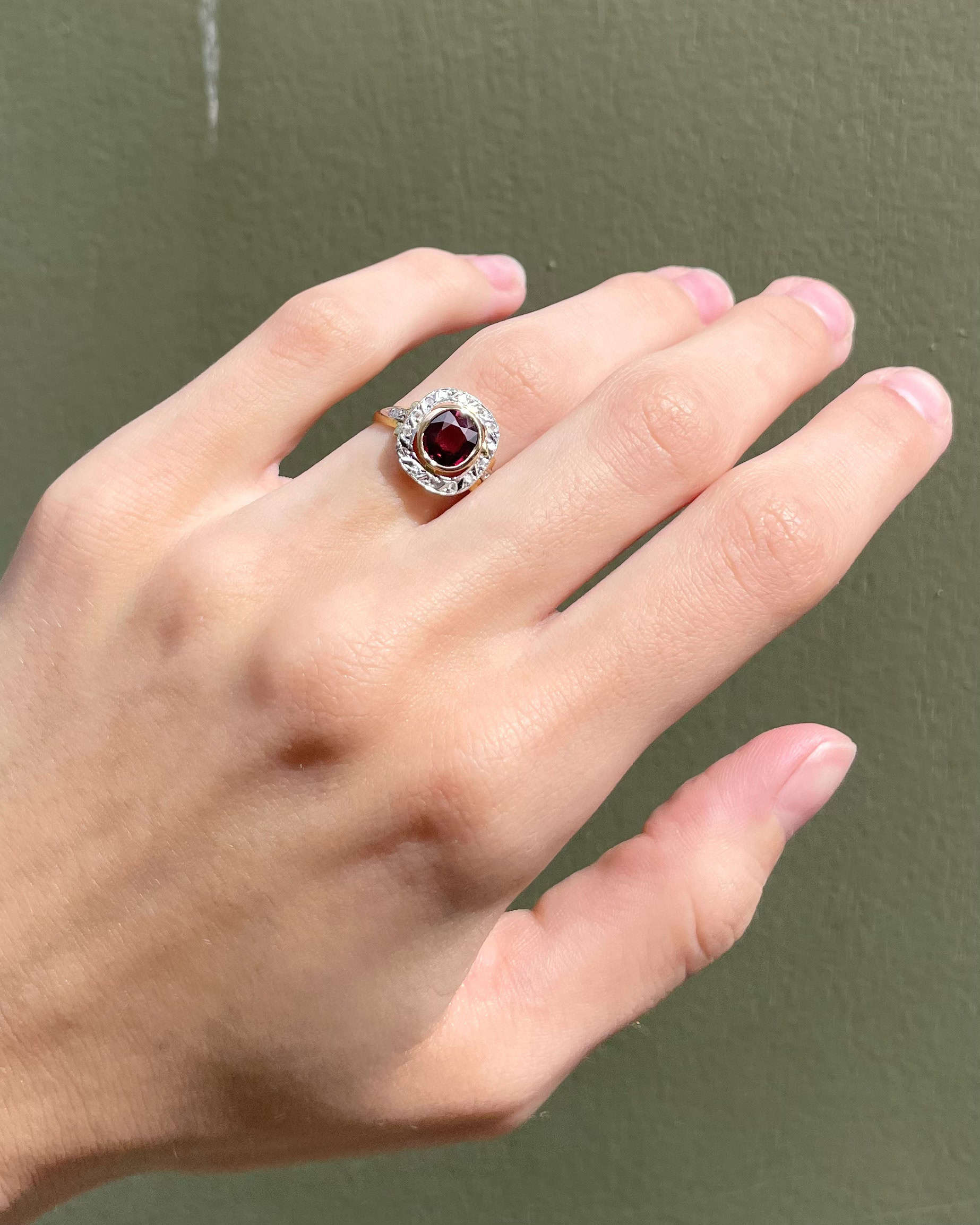 Bague Art-Déco Grenat 1.10 carat et Diamants &quot;Birdie&quot;