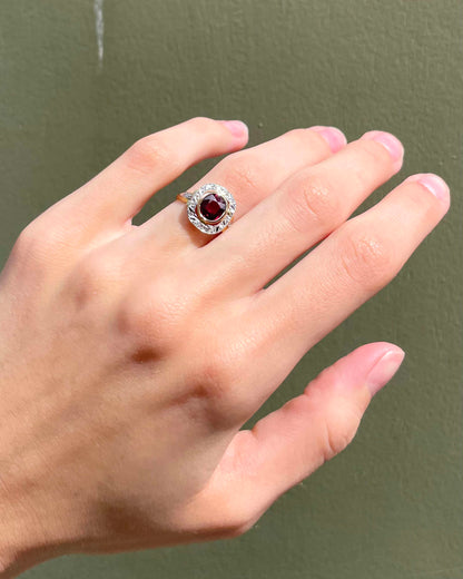 Bague Art-Déco Grenat 1.10 carat et Diamants &quot;Birdie&quot;