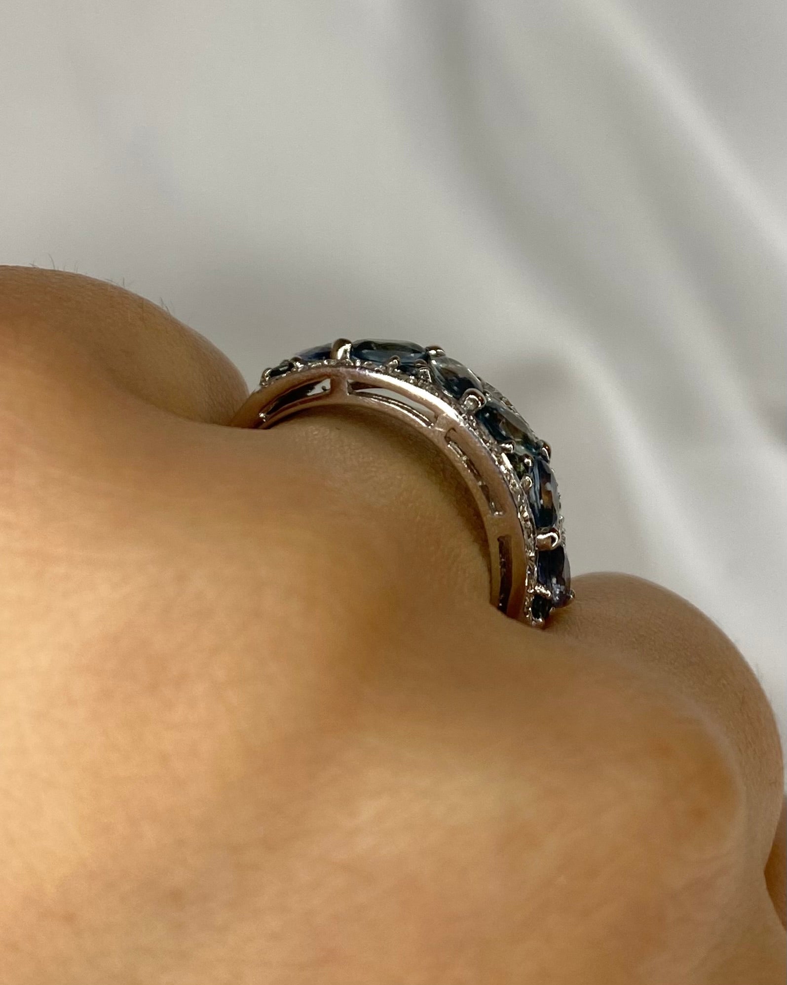 Bague Jonc 13 Saphirs 2 carats &amp; 26 Diamants &quot;Morgane&quot; - Elliade Paris