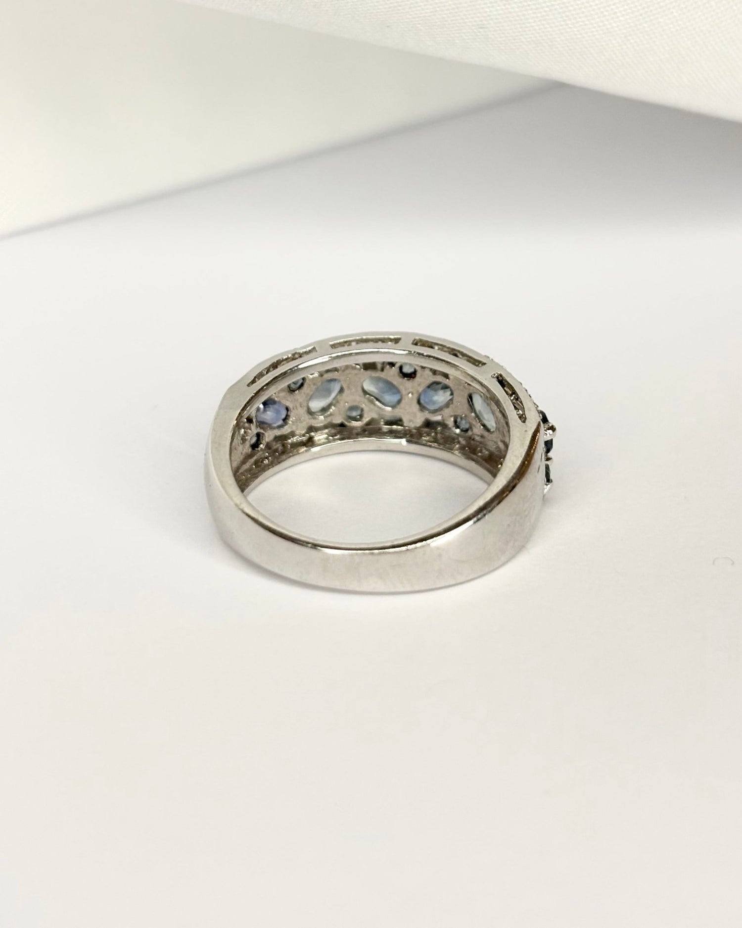 Bague Jonc 13 Saphirs 2 carats &amp; 26 Diamants &quot;Morgane&quot; - Elliade Paris