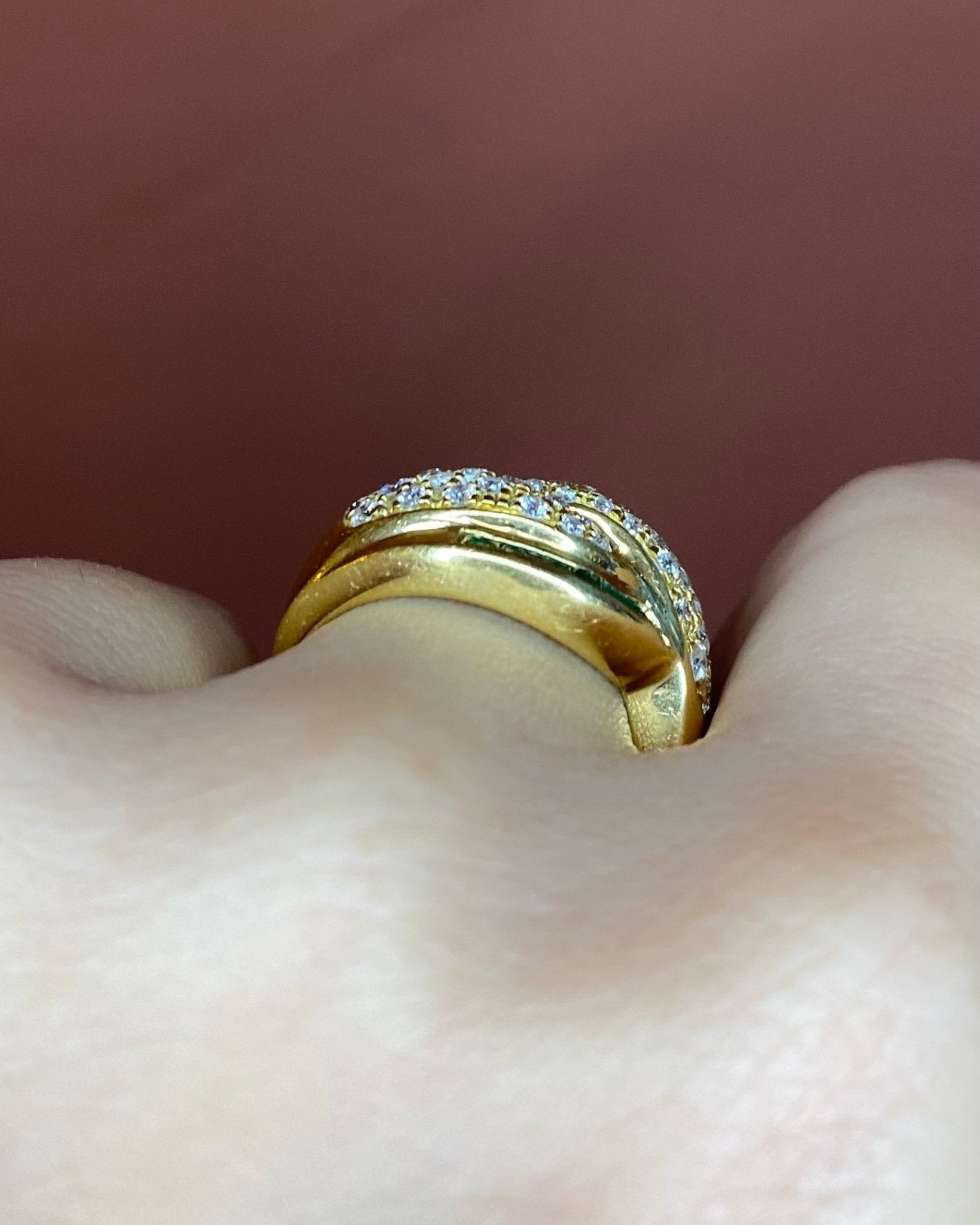 Bague Jonc 34 Diamants, 12 Émeraudes &amp; Or Jaune 7.68 g "Clara" - Elliade Paris