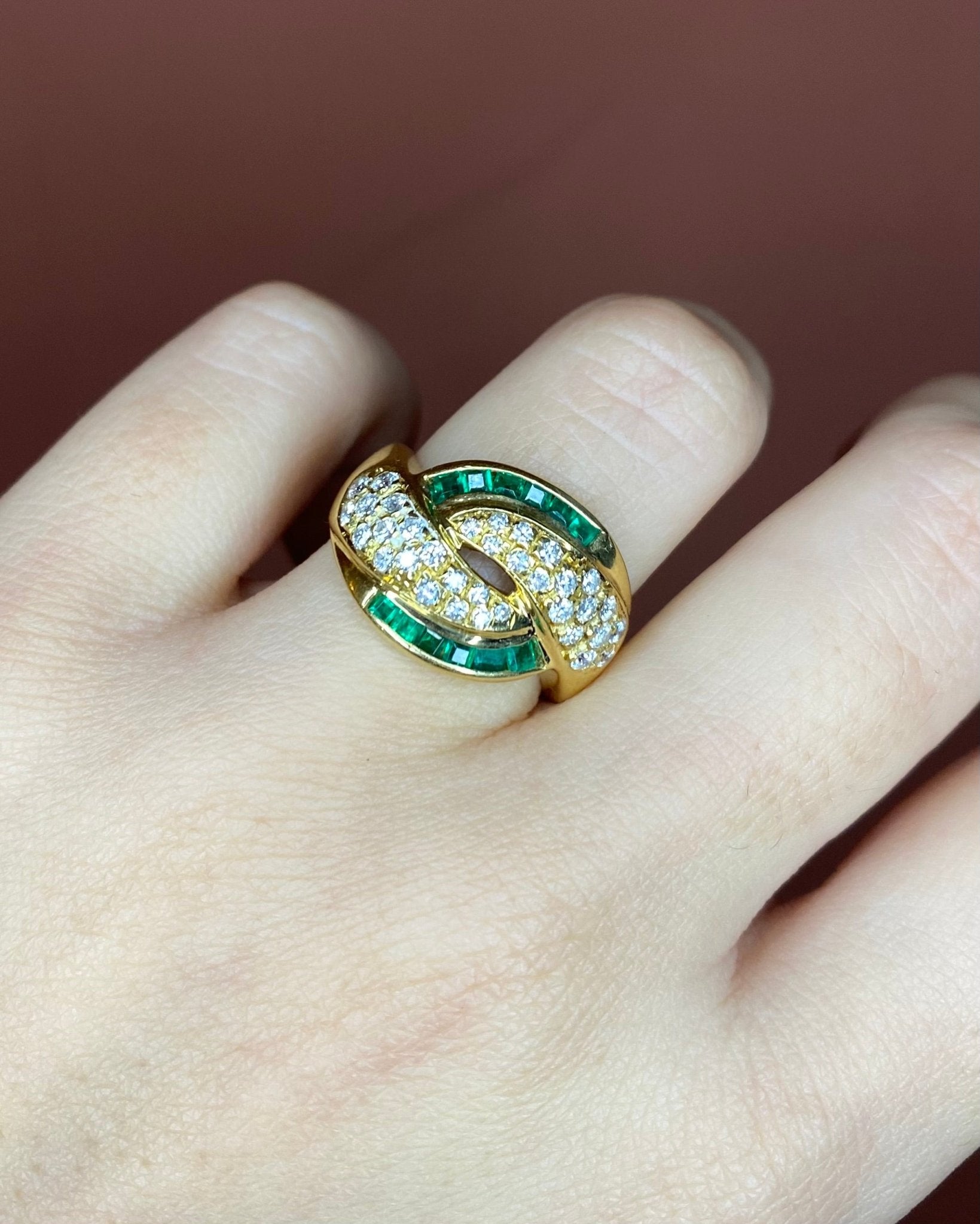 Bague Jonc 34 Diamants, 12 Émeraudes &amp; Or Jaune 7.68 g "Clara" - Elliade Paris