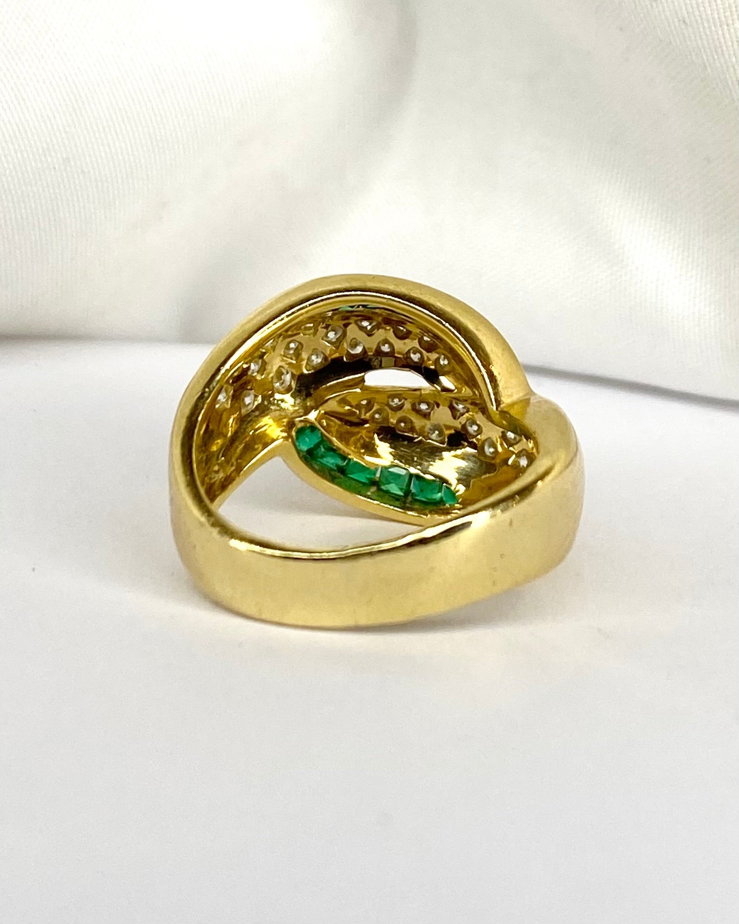 Bague Jonc 34 Diamants, 12 Émeraudes &amp; Or Jaune 7.68 g "Clara" - Elliade Paris