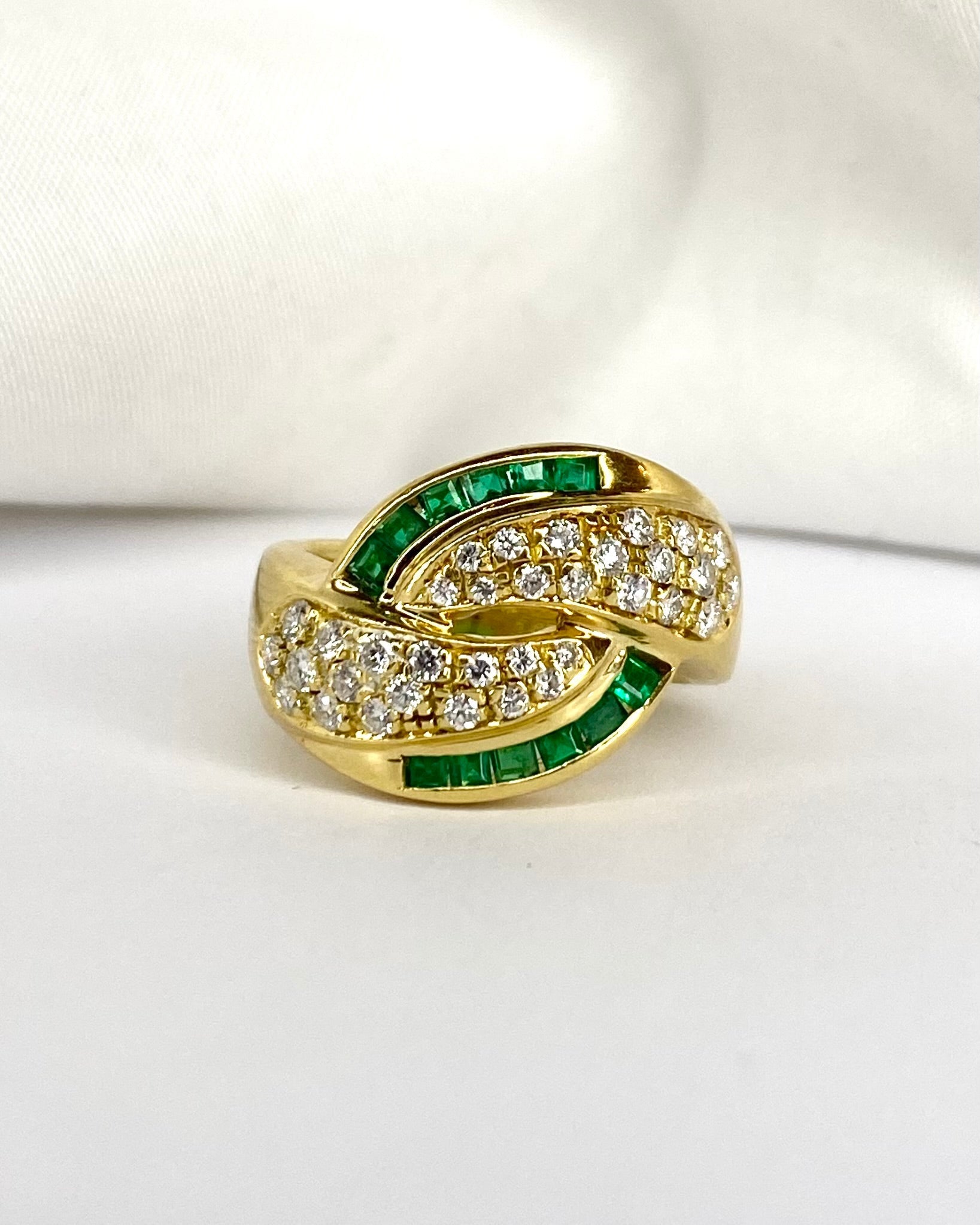 Bague Jonc 34 Diamants, 12 Émeraudes &amp; Or Jaune 7.68 g "Clara" - Elliade Paris