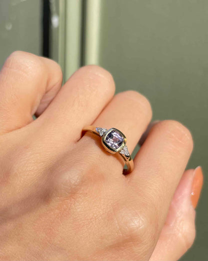Anillo de trilogía de diamantes y espinelas &quot;Silvienne&quot;