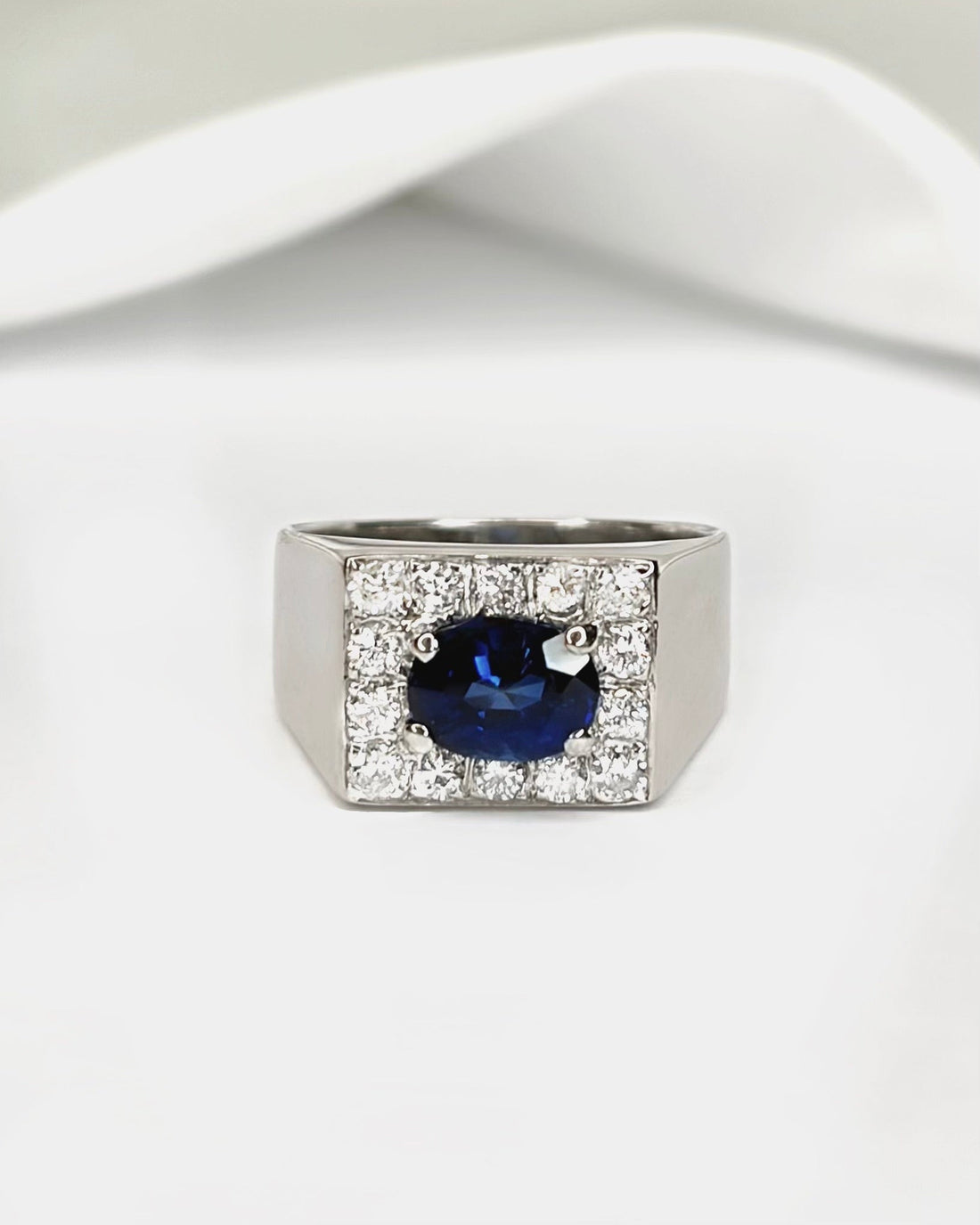 Bague Jonc Chevalière Saphir 1.40 carat &amp; Diamants 0.42 carat "Pascale" - Elliade Paris