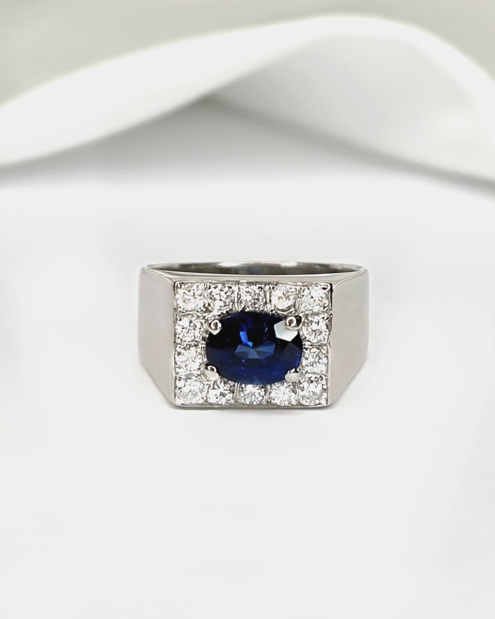 Bague Jonc Chevalière Saphir 1.40 carat &amp; Diamants 0.42 carat "Pascale" - Elliade Paris
