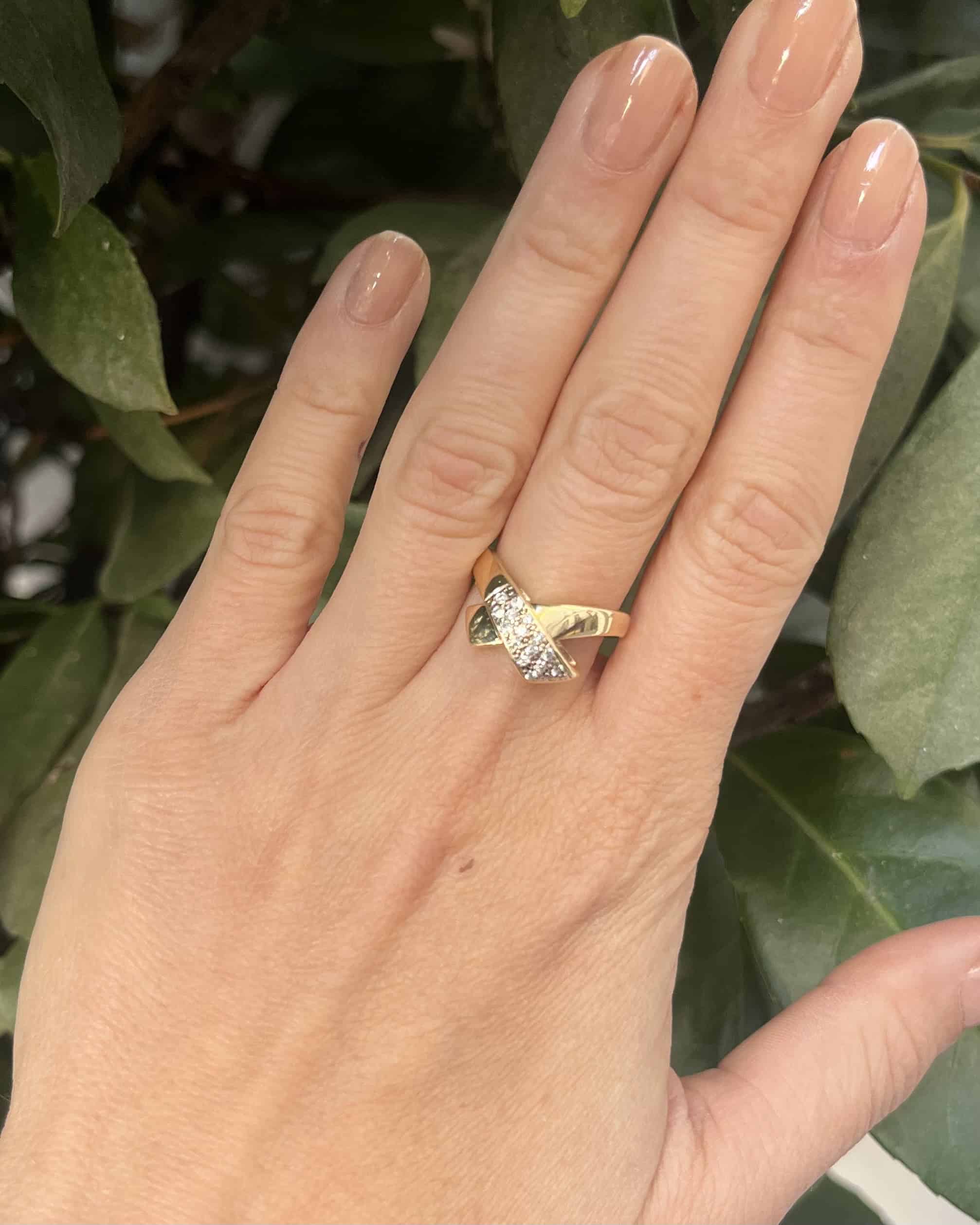 Anillo brazalete Carven "Maeve" con 15 diamantes