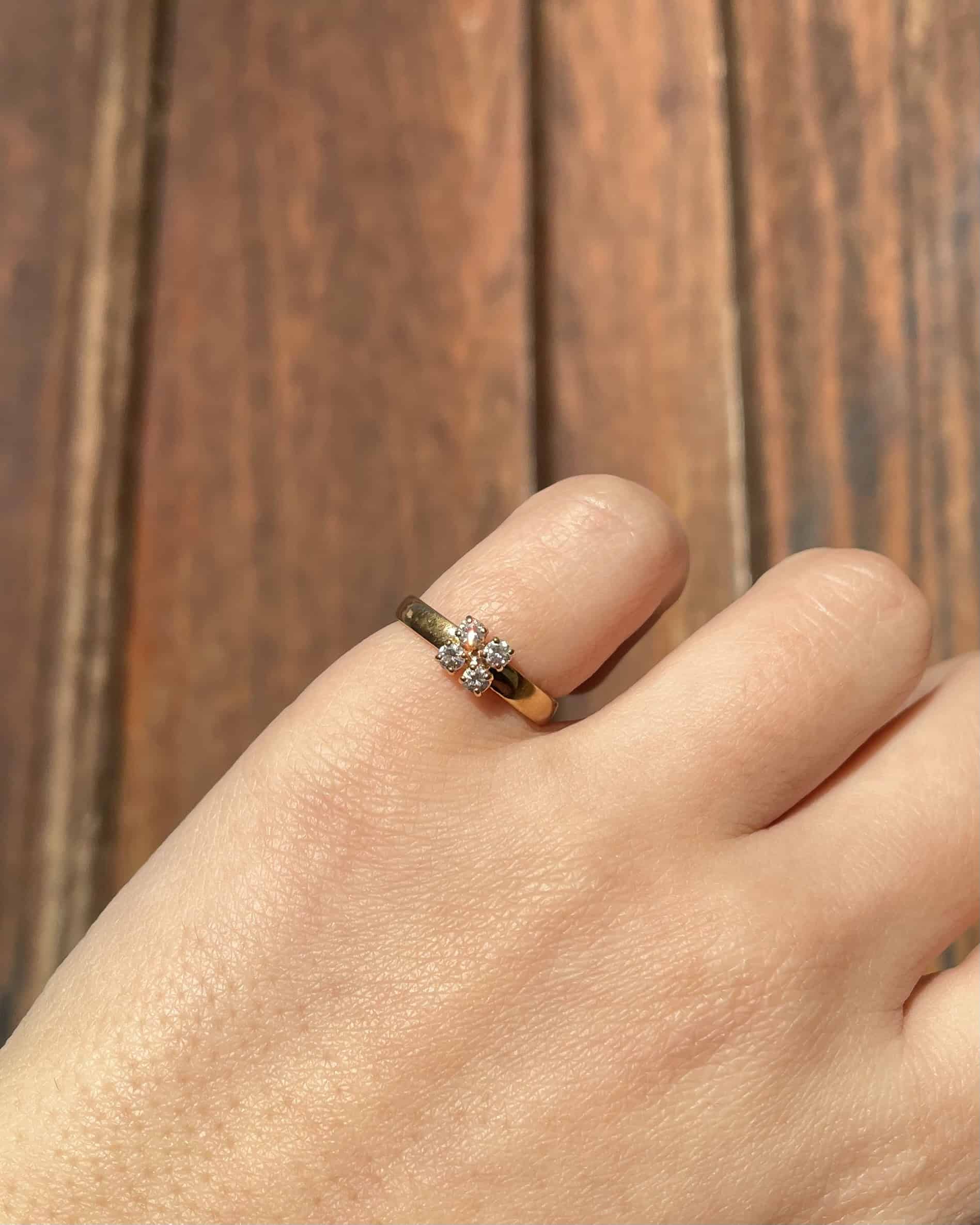 Anillo brazalete de oro y diamantes con flor "Lydia"