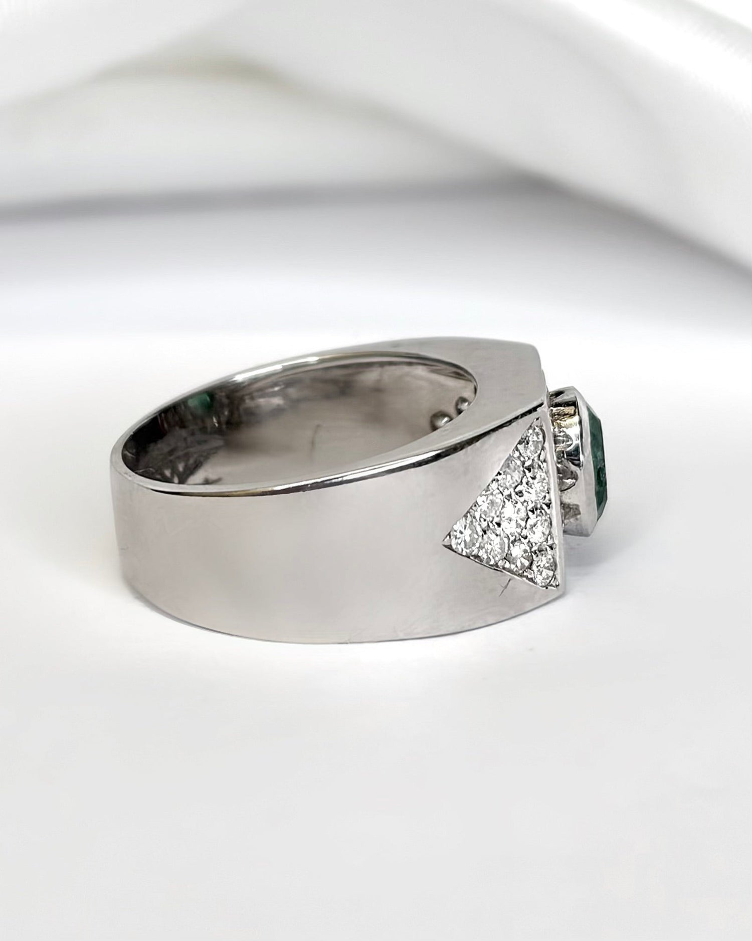 Bague Jonc Émeraude 0.42 carat, Diamants 0.32 carat &amp; Or 7.43g "Mélisse" - Elliade Paris