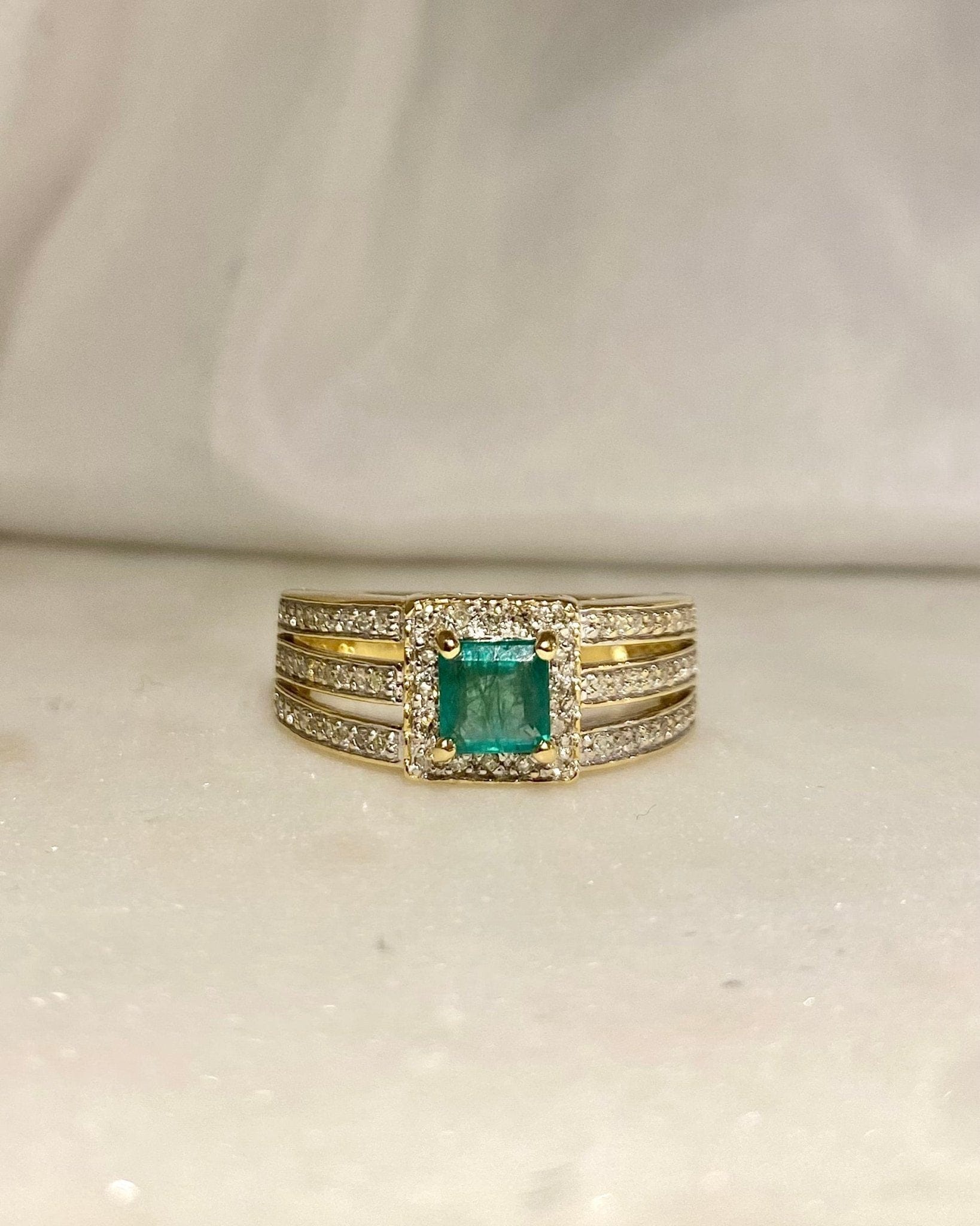 Bague Jonc Émeraude 0.50 carat &amp; 70 Diamants "Jenaya" - Elliade Paris