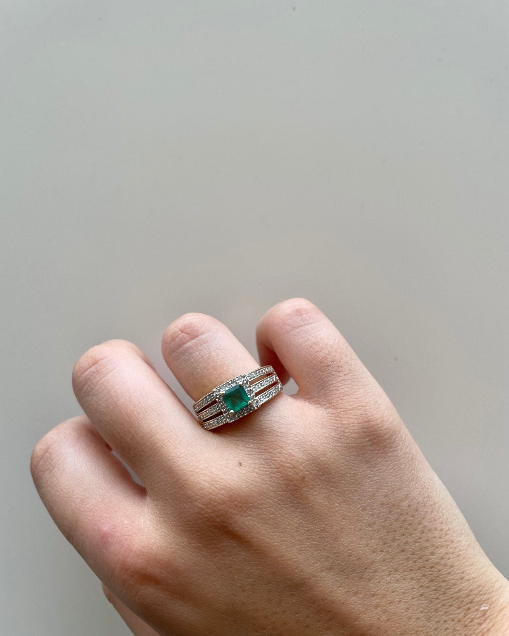 Bague Jonc Émeraude 0.50 carat &amp; 70 Diamants "Jenaya" - Elliade Paris