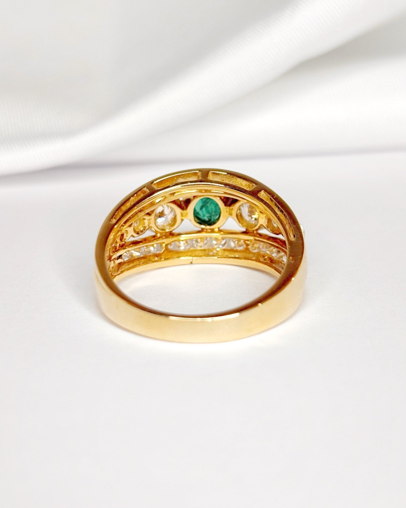 Bague Jonc Émeraude 0.50 carat, Diamants 0.84 carat &amp; Or 6.38g "Amanda" - Elliade Paris