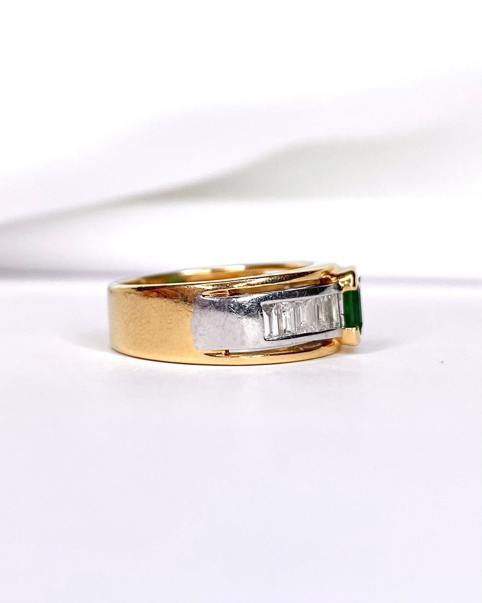 Bague Jonc Émeraude 0.60 carat &amp; 10 Diamants "Léona" - Elliade Paris