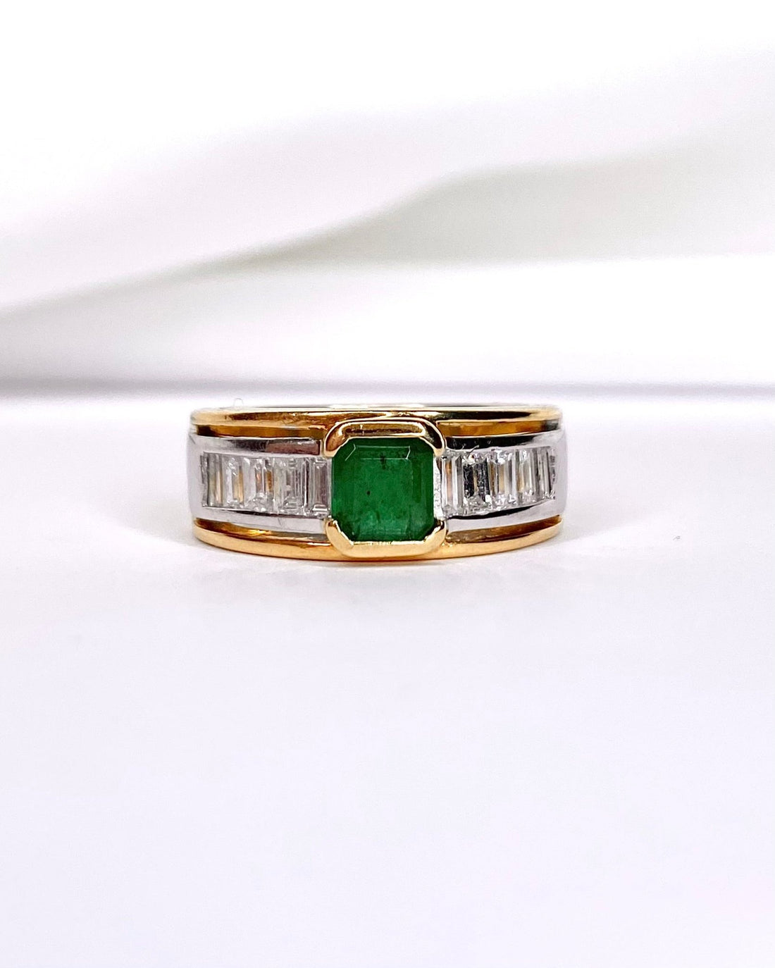 Bague Jonc Émeraude 0.60 carat &amp; 10 Diamants "Léona" - Elliade Paris