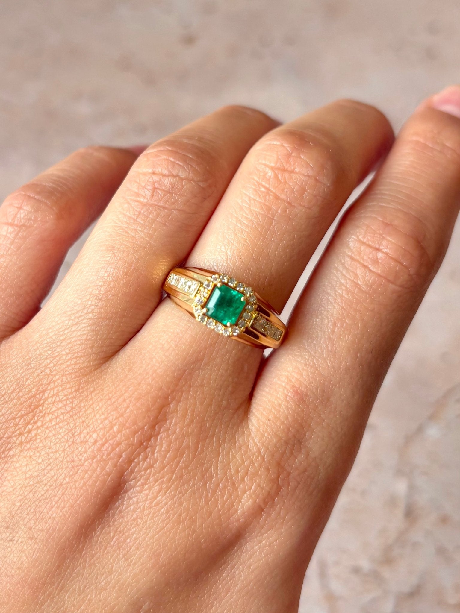 Bague Jonc Émeraude 0.62 carat &amp; 26 Diamants "Tatiana" - Elliade Paris