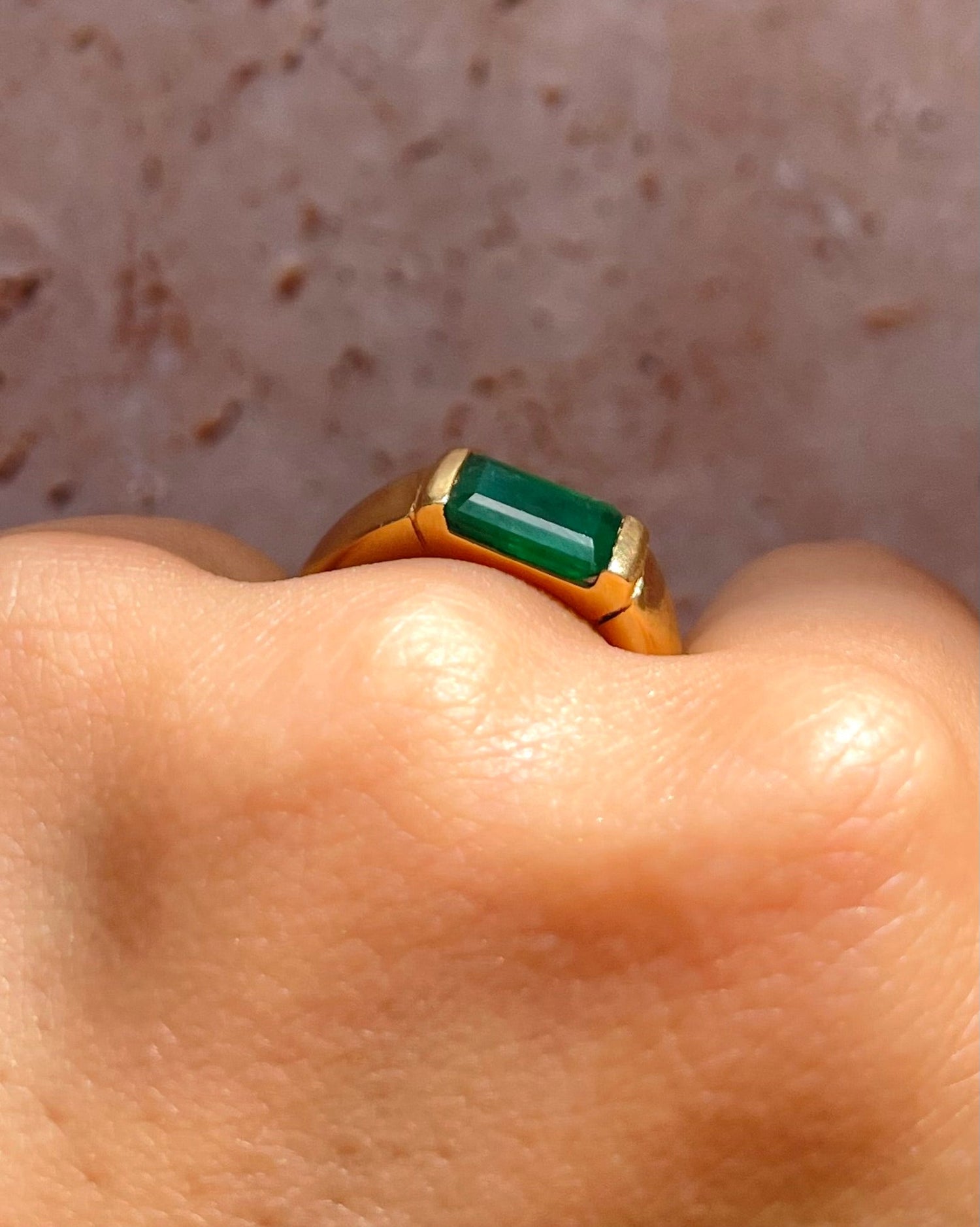 Bague Jonc Émeraude 1.10 carat "Alicia" - Elliade Paris